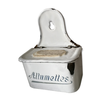 Matchbox in enamelled sheet metal