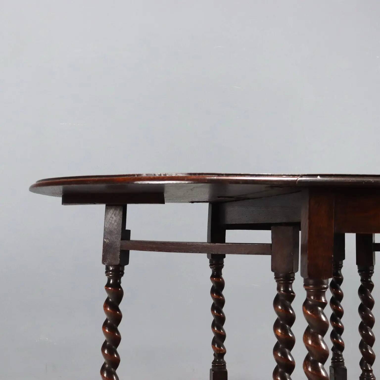 Petite table ancienne en chêne teinté noyer, Angleterre, XIXe siècle