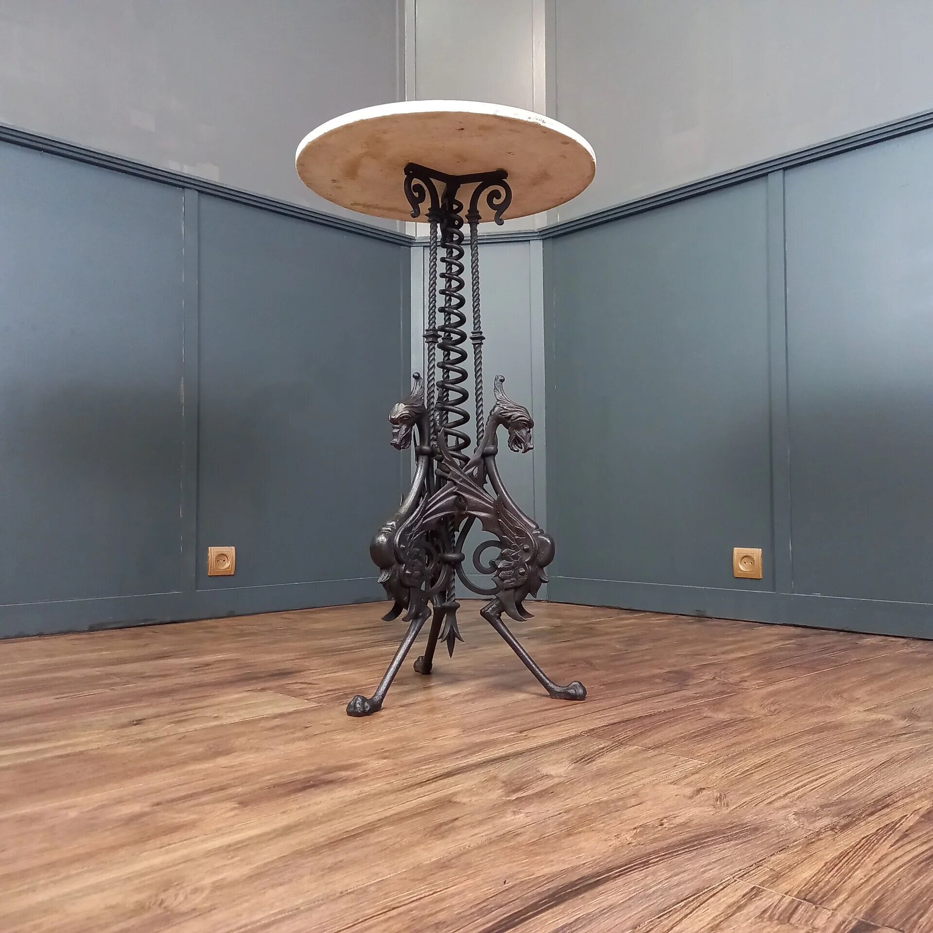 Table en fer forgé avec plateau en marbre
