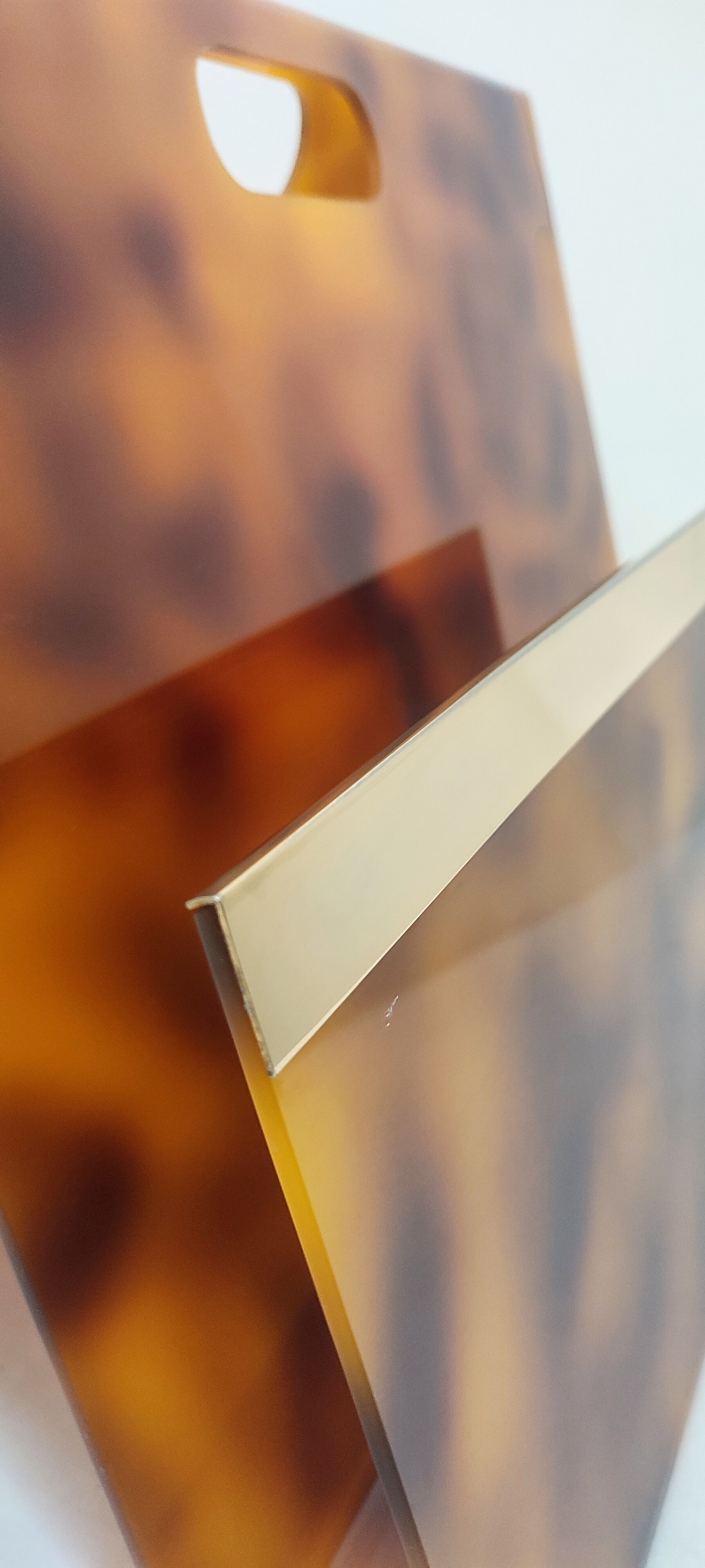 Porte-revues en méthacrylate et laiton Italie années 1970.