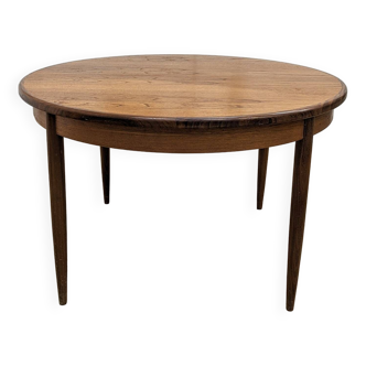 Round and extendable dining table published by G-Plan