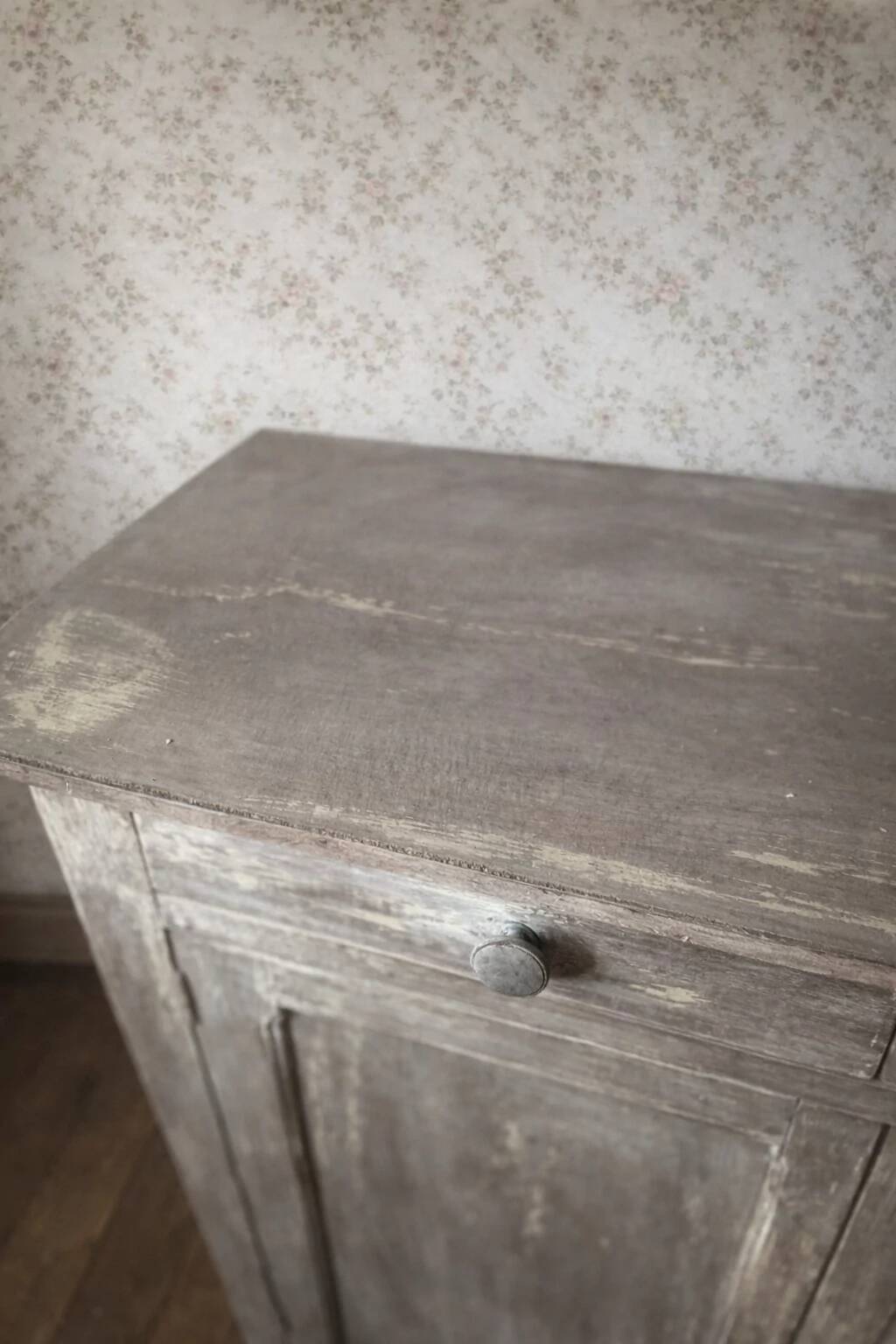 Parisian buffet in beech from the early 20th century with an antique finish.