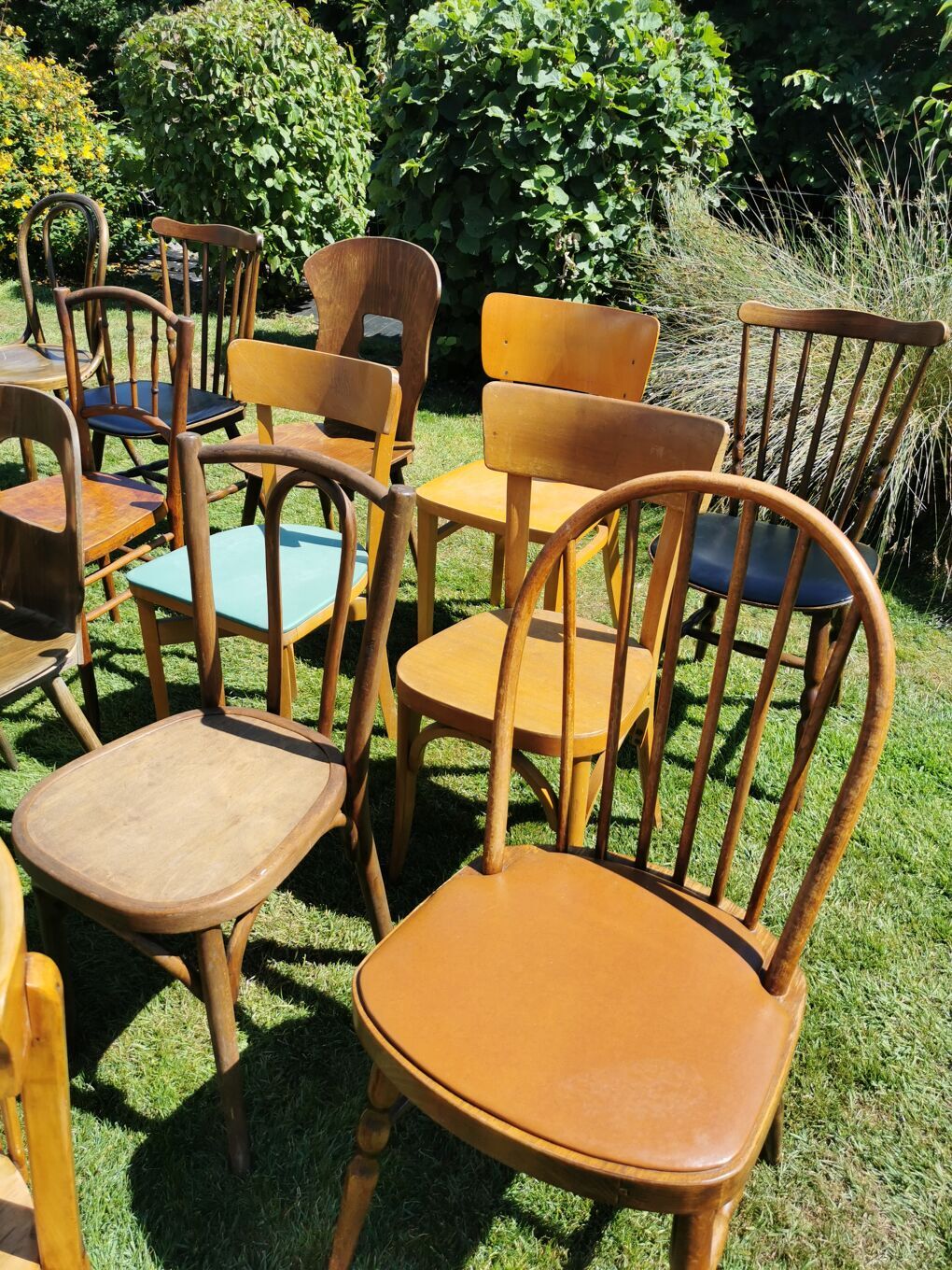 Lot de 20 chaises bistrot dépareillées