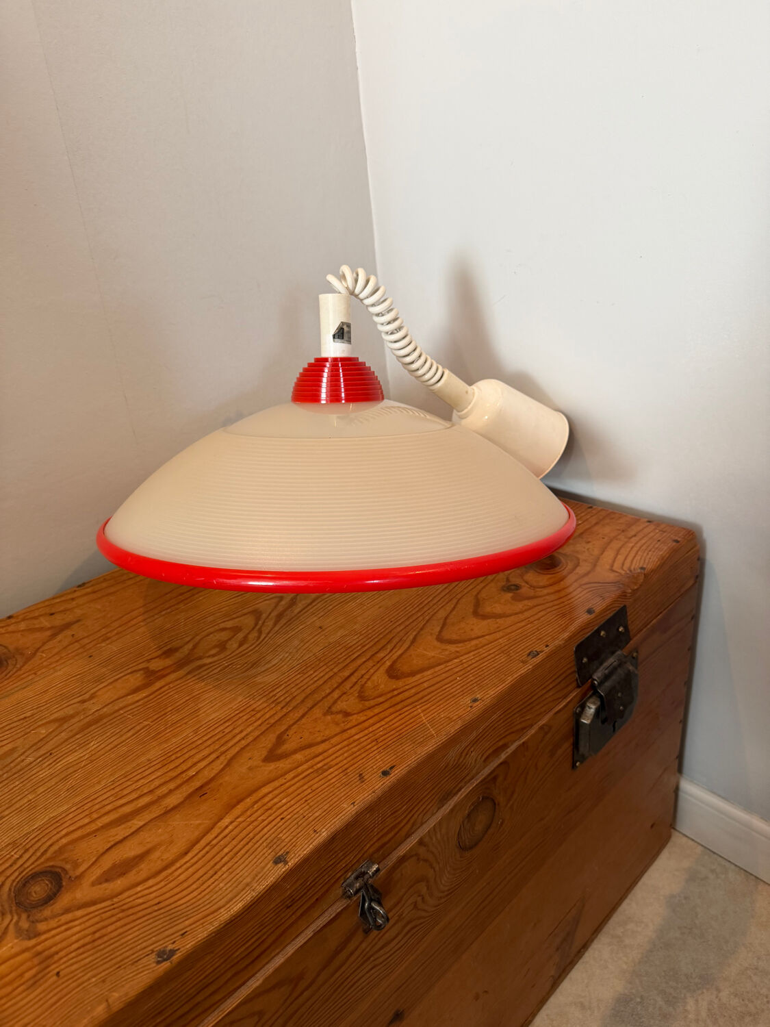 Suspension design Memphis red and white vintage model from the 80s.