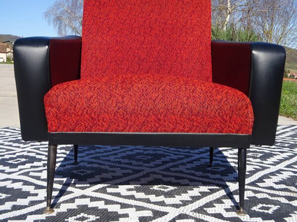 Paire de fauteuils vintage en simili noir et tissu rouge