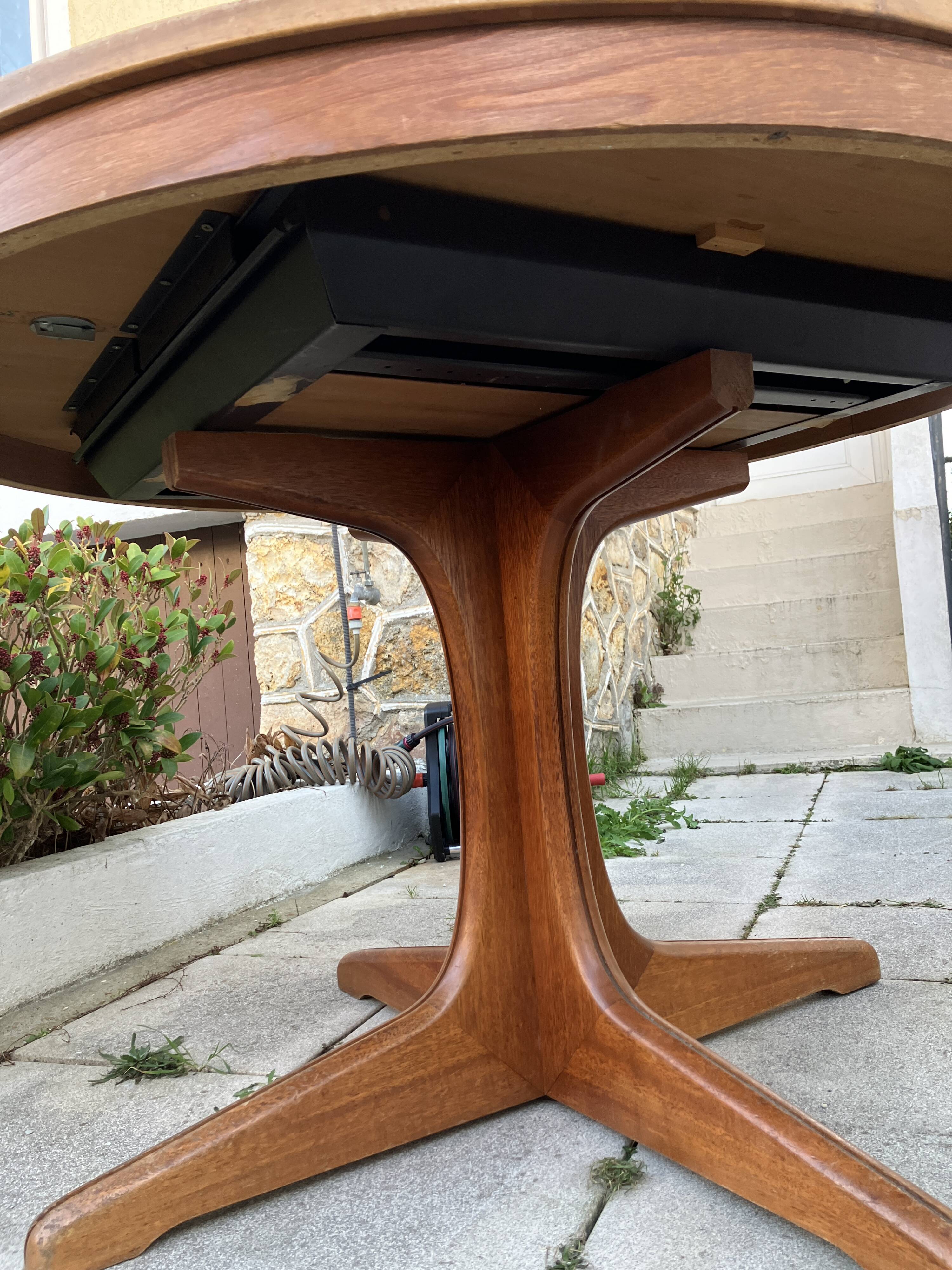 Extendable round dining table and 4 Baumann chairs.
