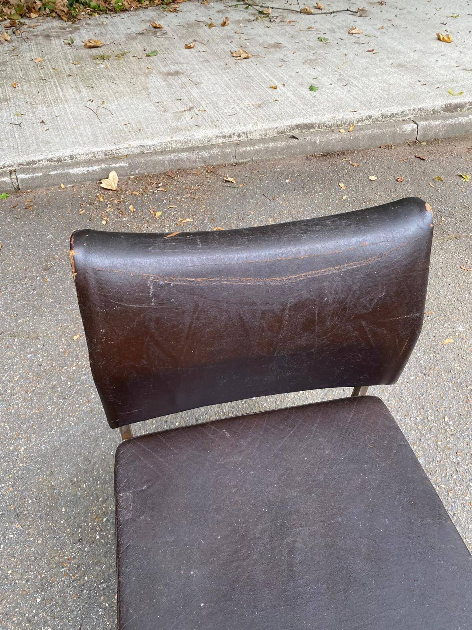Chaise scandinave cuir skaï et acier chromé 1970