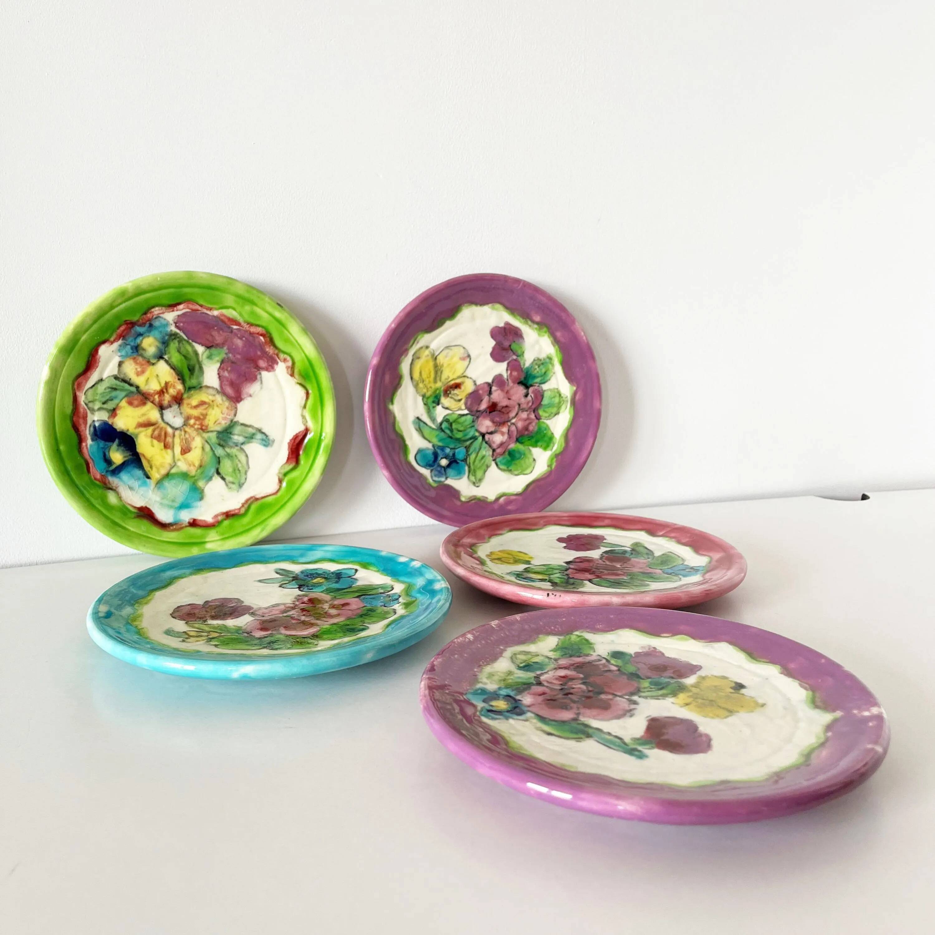 Lot de 5 assiettes en barbotine fleurs Vallauris 1950