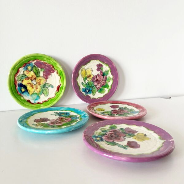 Lot de 5 assiettes en barbotine fleurs Vallauris 1950
