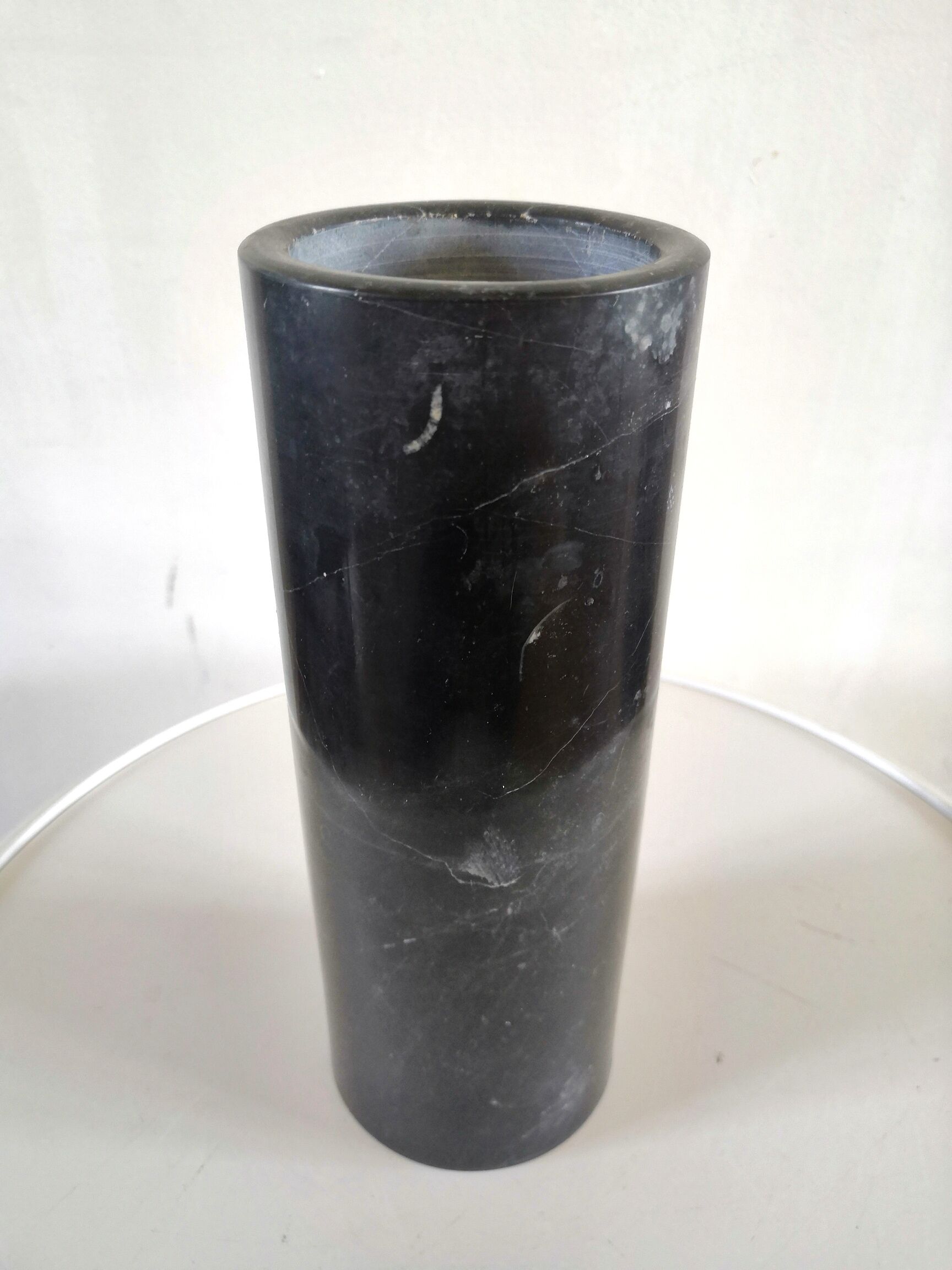 Cylindrical vase roll in black Carrara marble