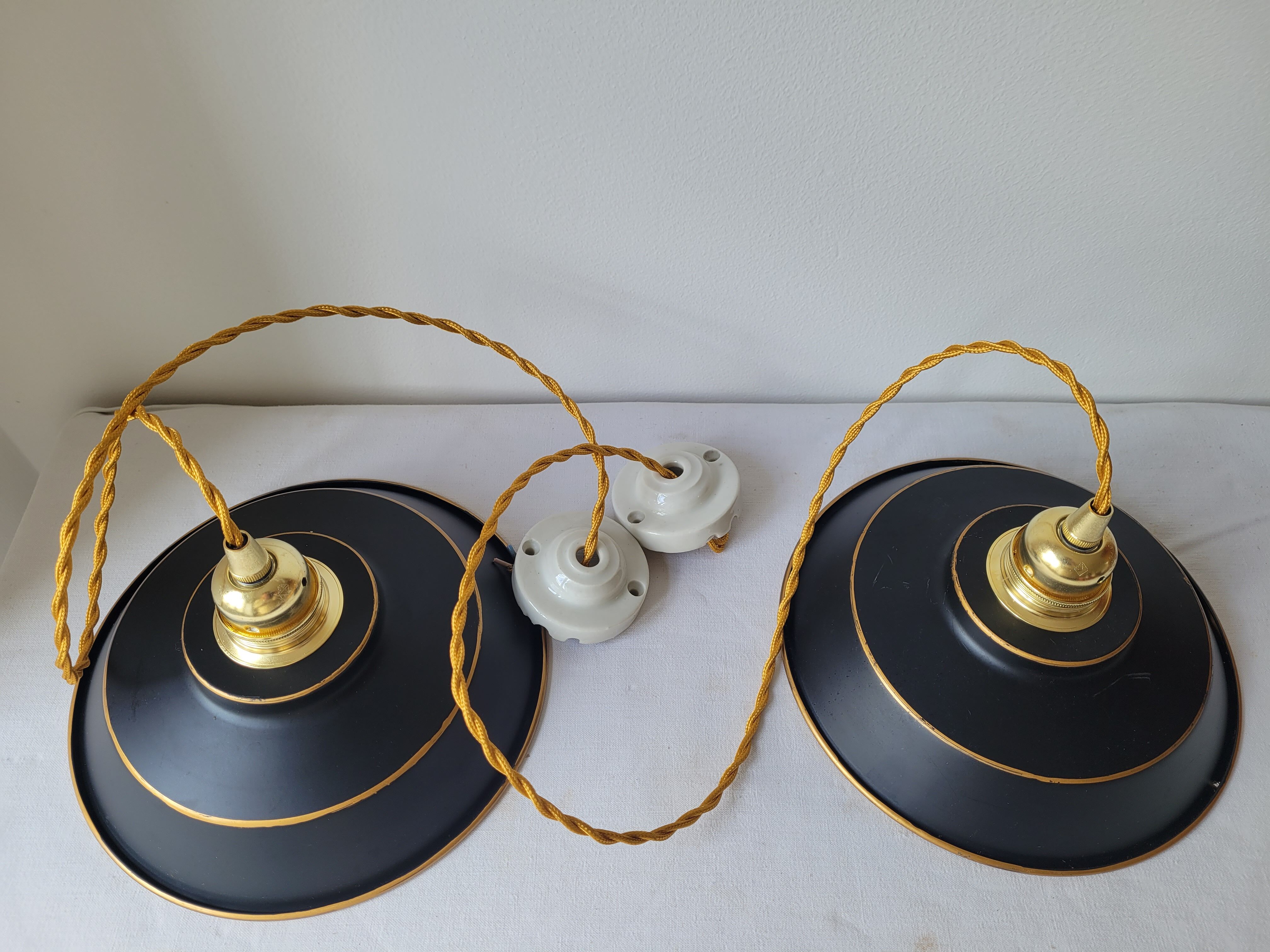 Duo of suspensions in enamelled sheet metal