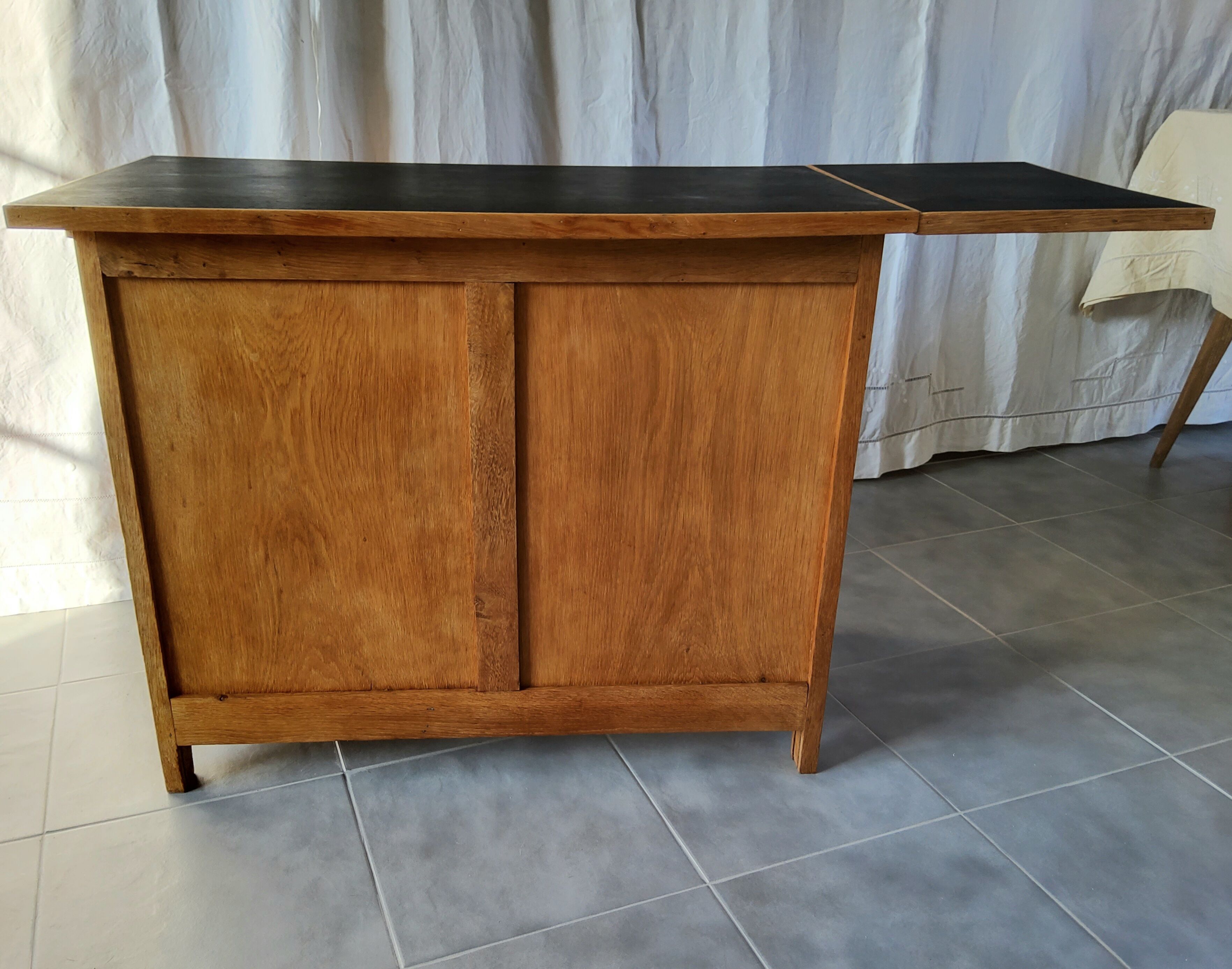 Expandable child desk