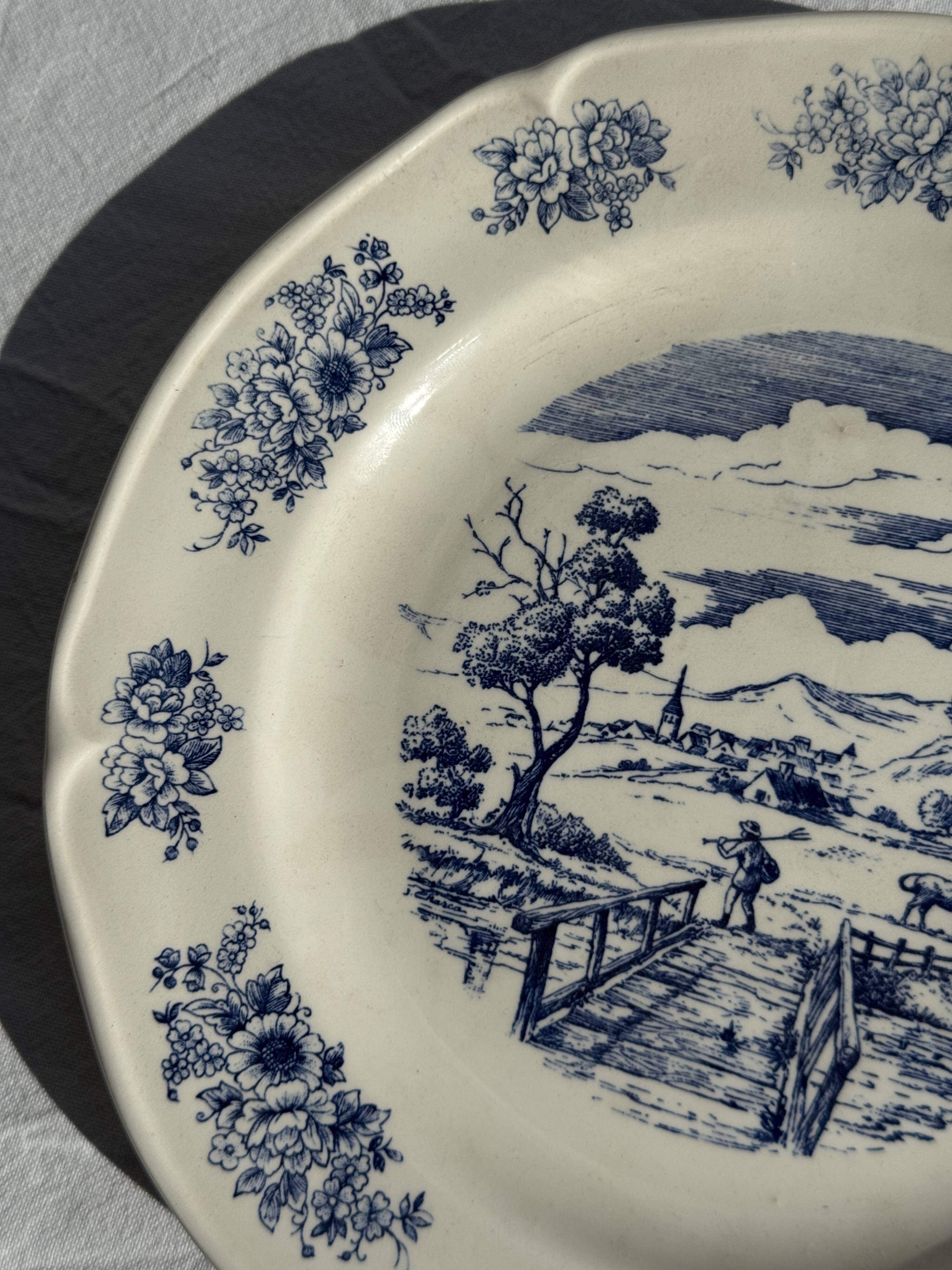 Assiette ancienne en faïence à décor de paysage bleu D24,5