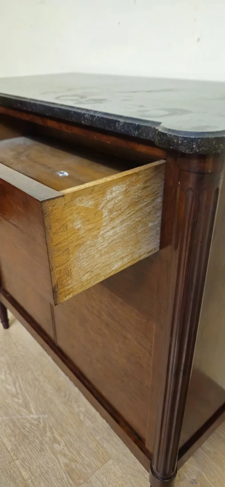 Buffet / cupboard with doors / accent piece in Louis XVI style made of mahogany.