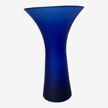 Vase bleu en verre poli evasé flare