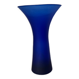 Vase bleu en verre poli