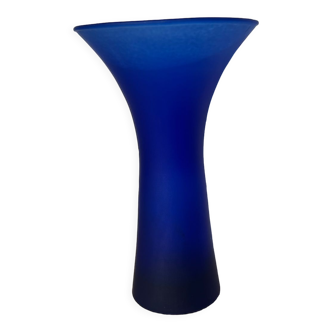 Vase bleu en verre poli evasé flare