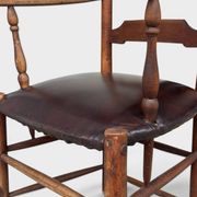 Fauteuil rustique ancien en noyer et cuir, 18e siècle