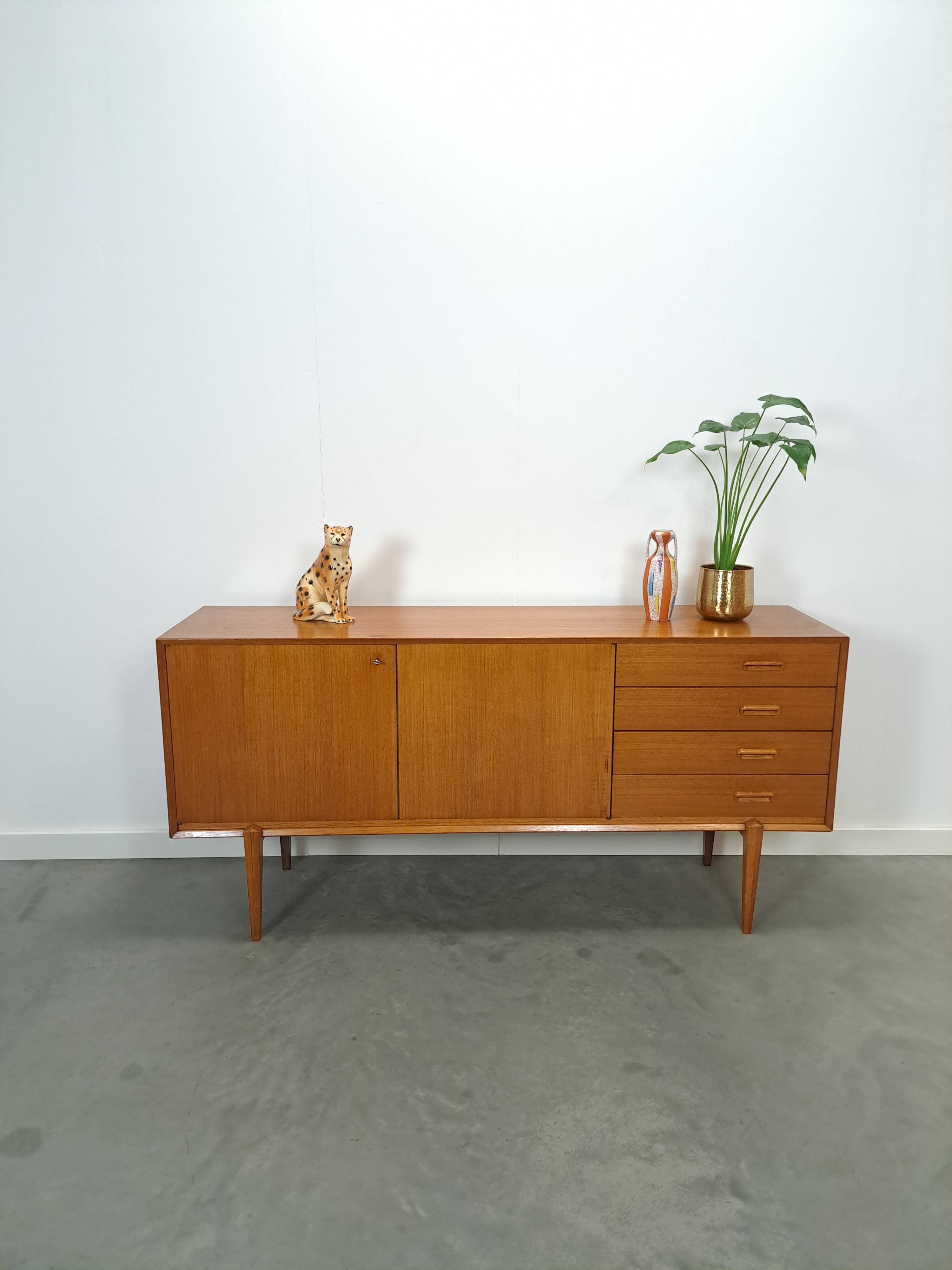 Dressoir avec de grandes capacités en lades vintage