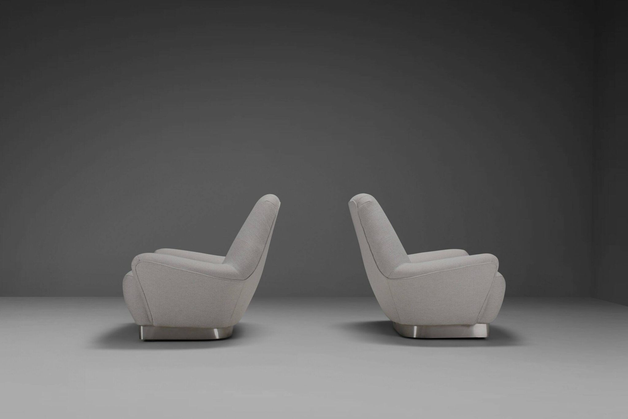 Pair of fabric and stainless steel lounge chairs by Gianni Moscatelli