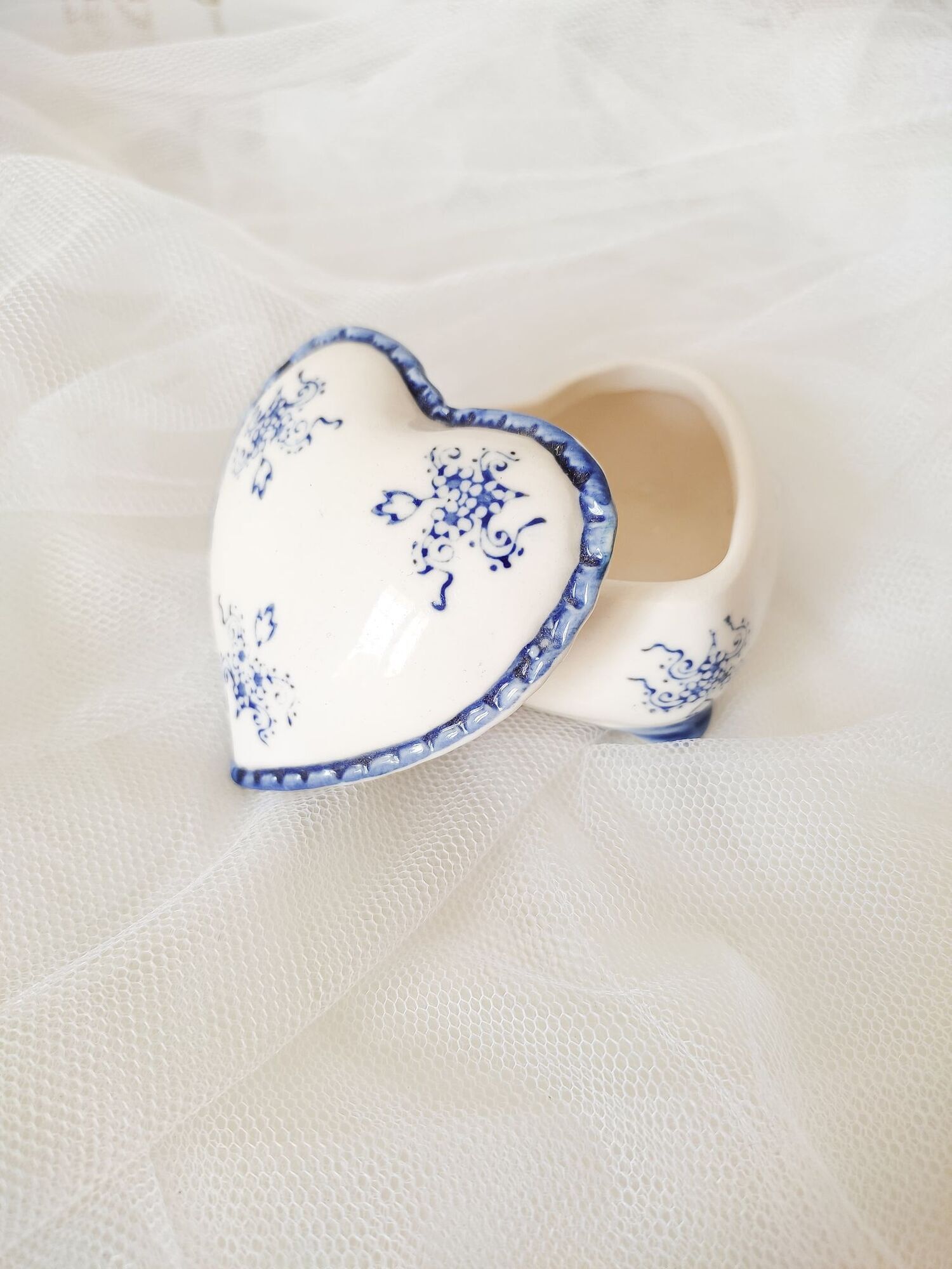 Small box of earthenware in the shape of a Heart, signed LBP limoges