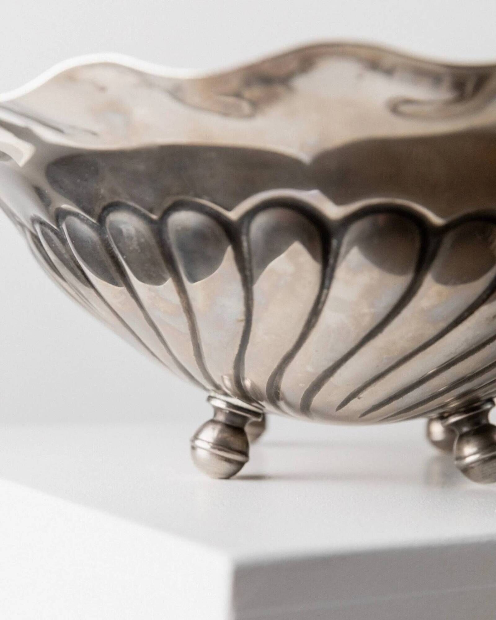 Silver-plated metal vintage bowl with curved rim and relief - Italian 1940s centrepiece