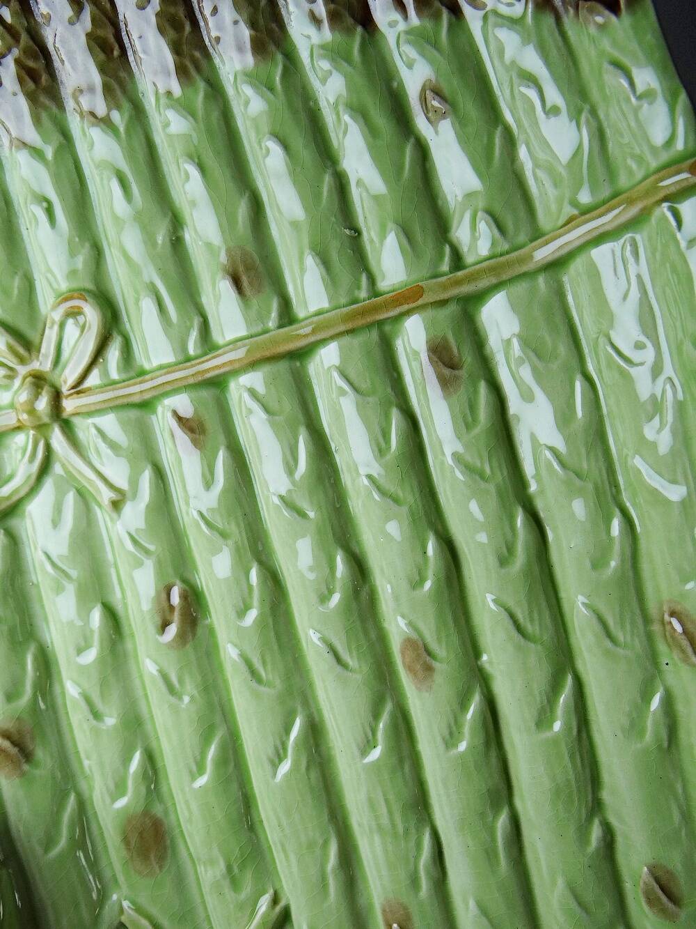 Asparagus service in earthenware, trompe-l'œil decoration, vintage 1970s-1980s.