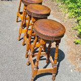 4 anciens tabourets en cuir et bois