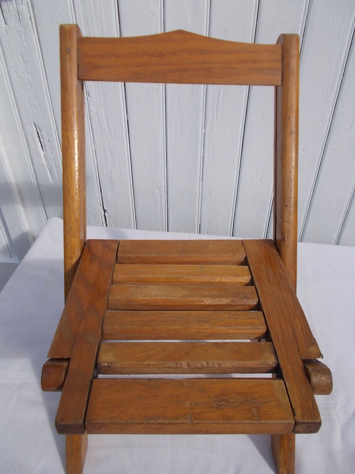 Foldable wooden chair for children