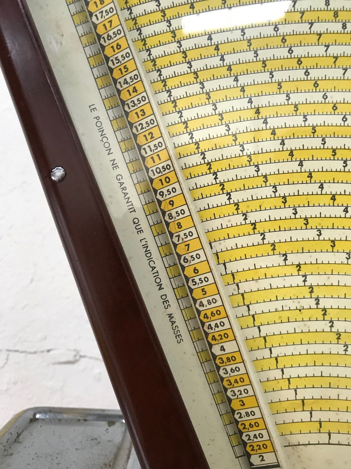 Testut kitchen scale in bakelite