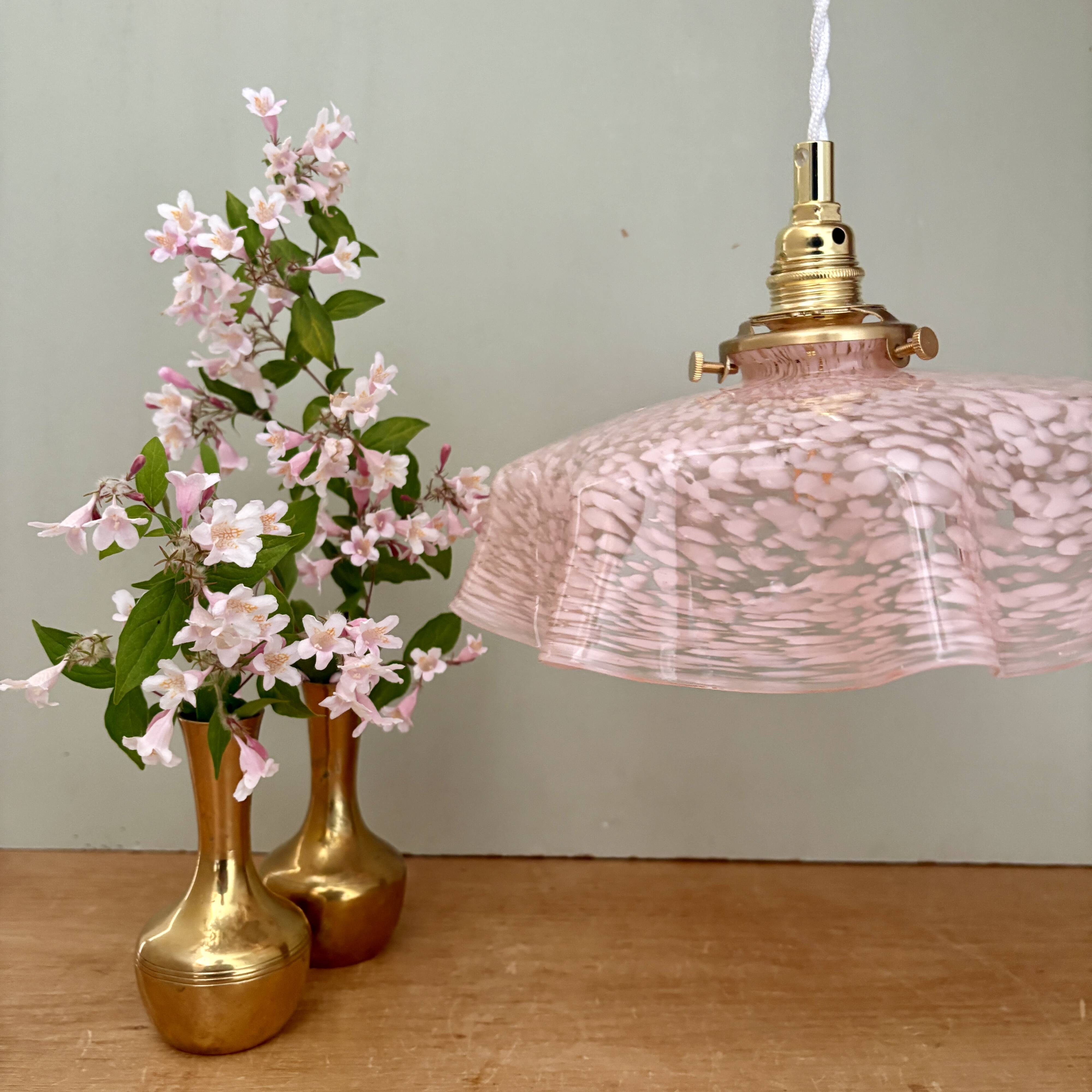 Suspension, abat-jour ancien en verre de Clichy rose