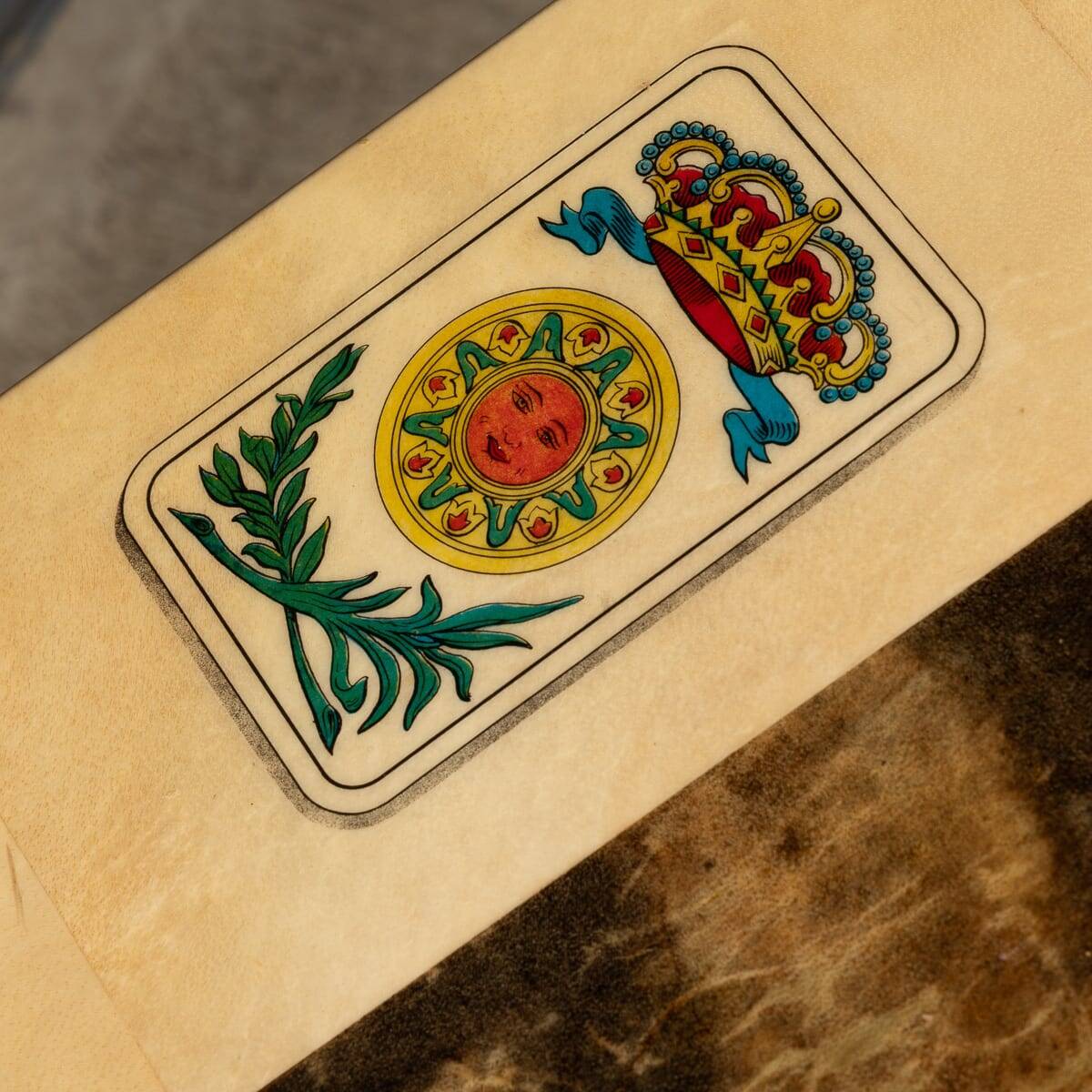 Ensemble de salle à manger italienne des années 20/ table de jeux avec motif de cartes à jouer par Aldo Tura
