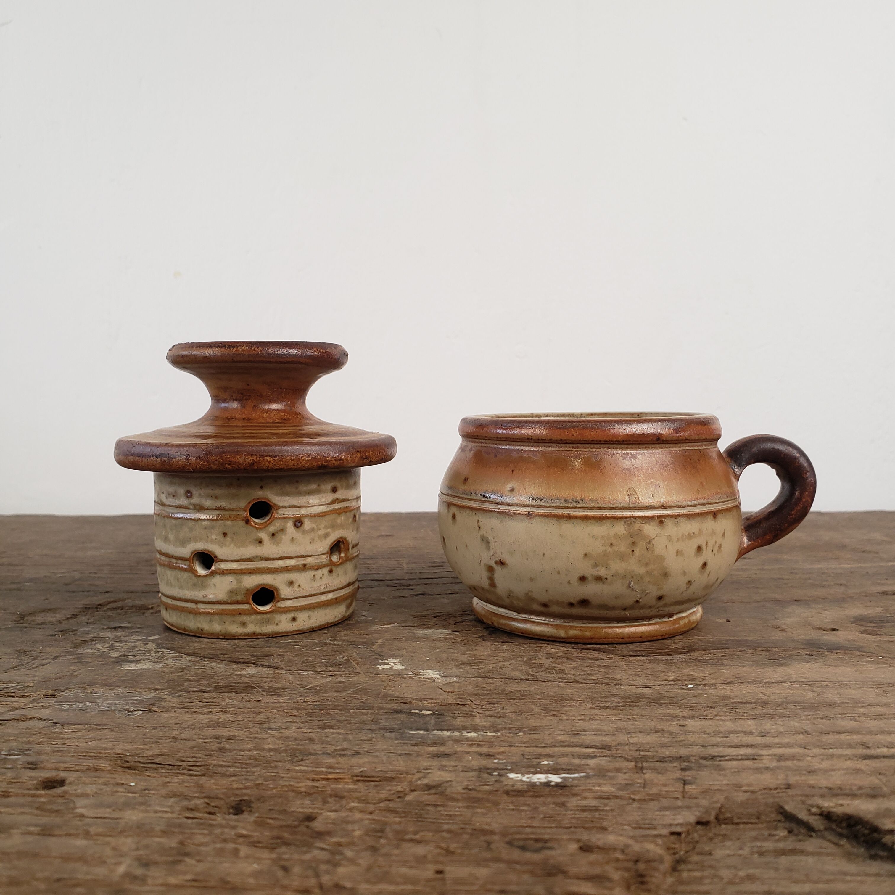 Stoneware table water dish