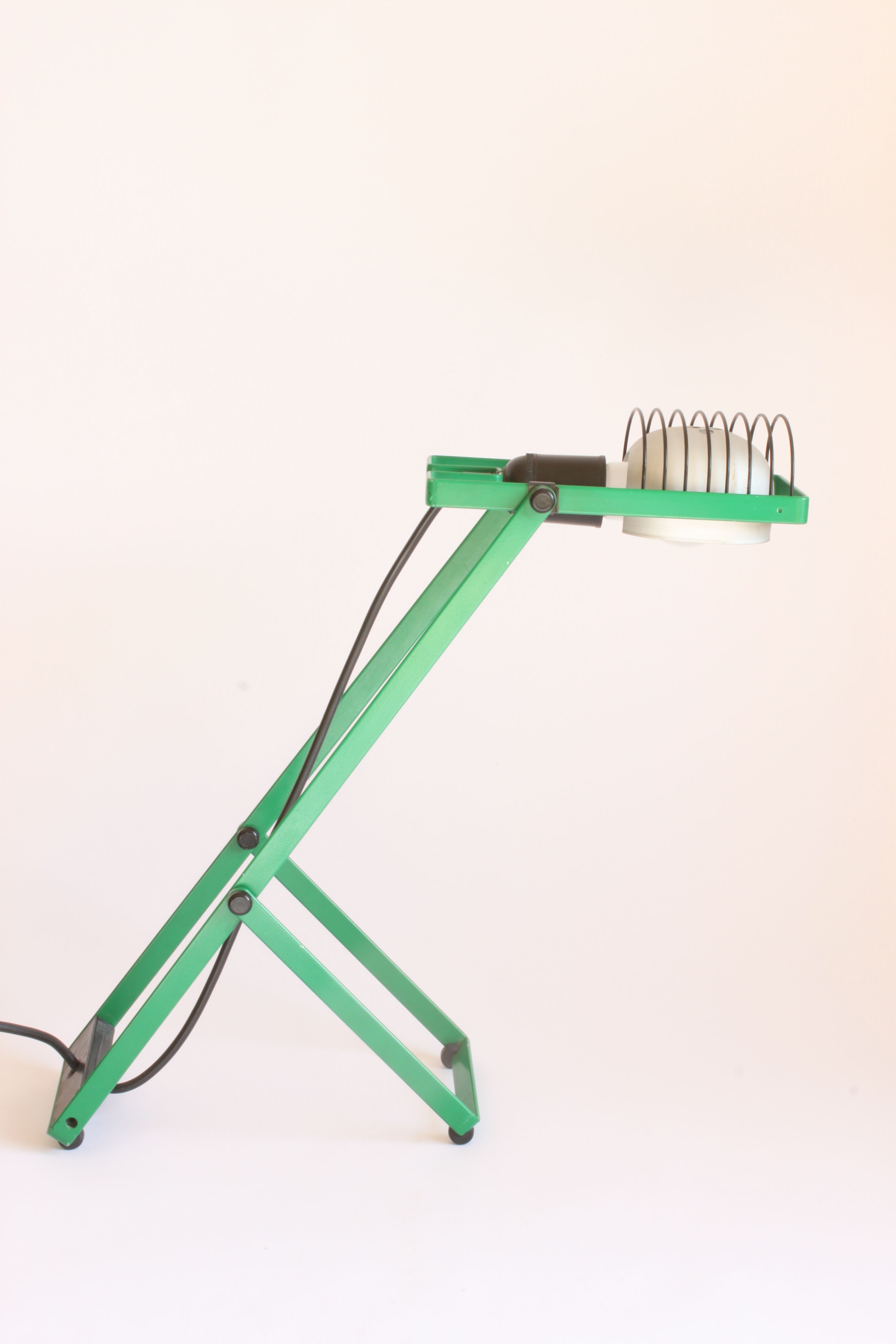 Green "Sintesi" table lamp by Ernesto Gismondi for Artemide, 1976.