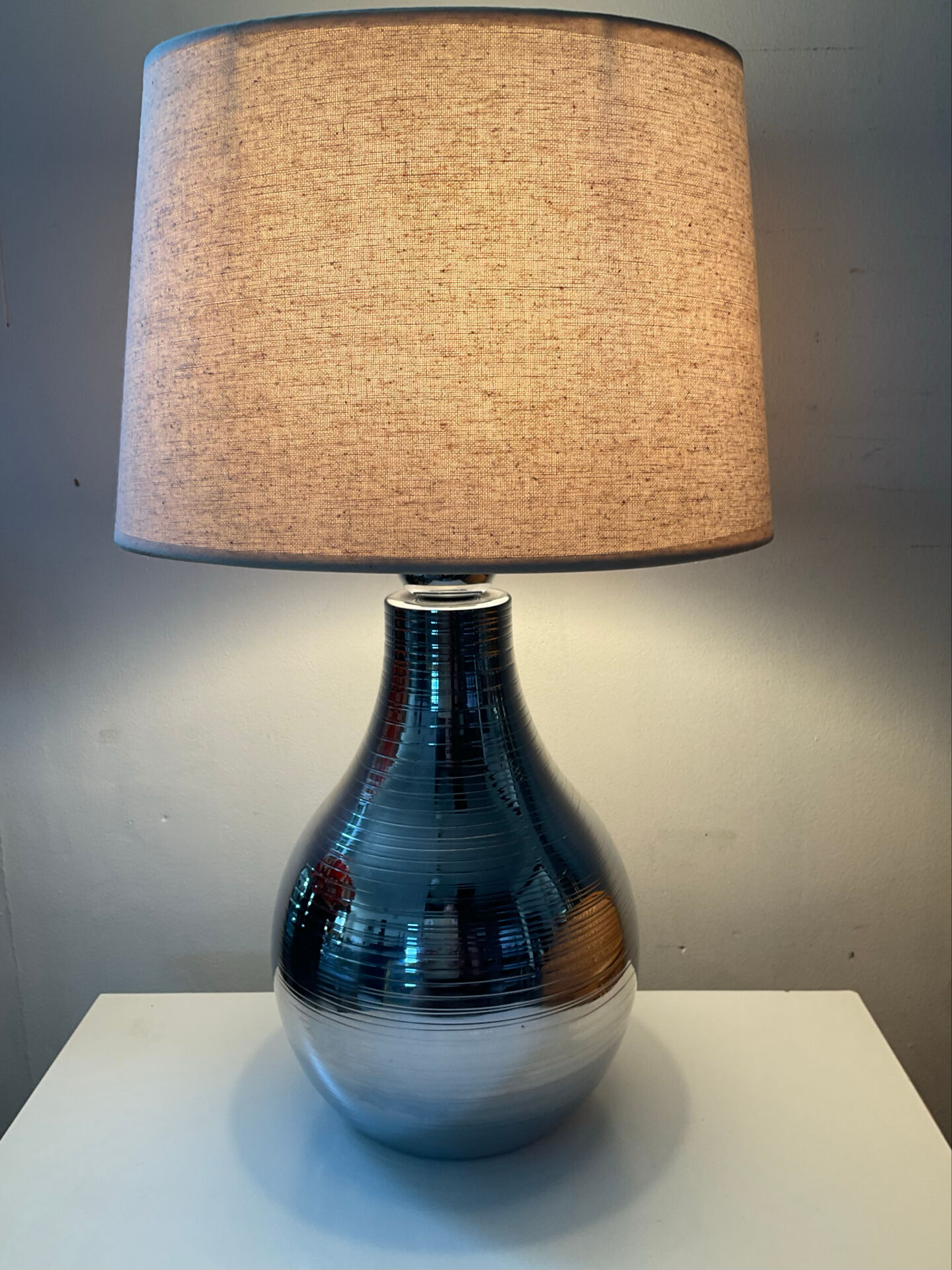 Lampe design en métal chromé
