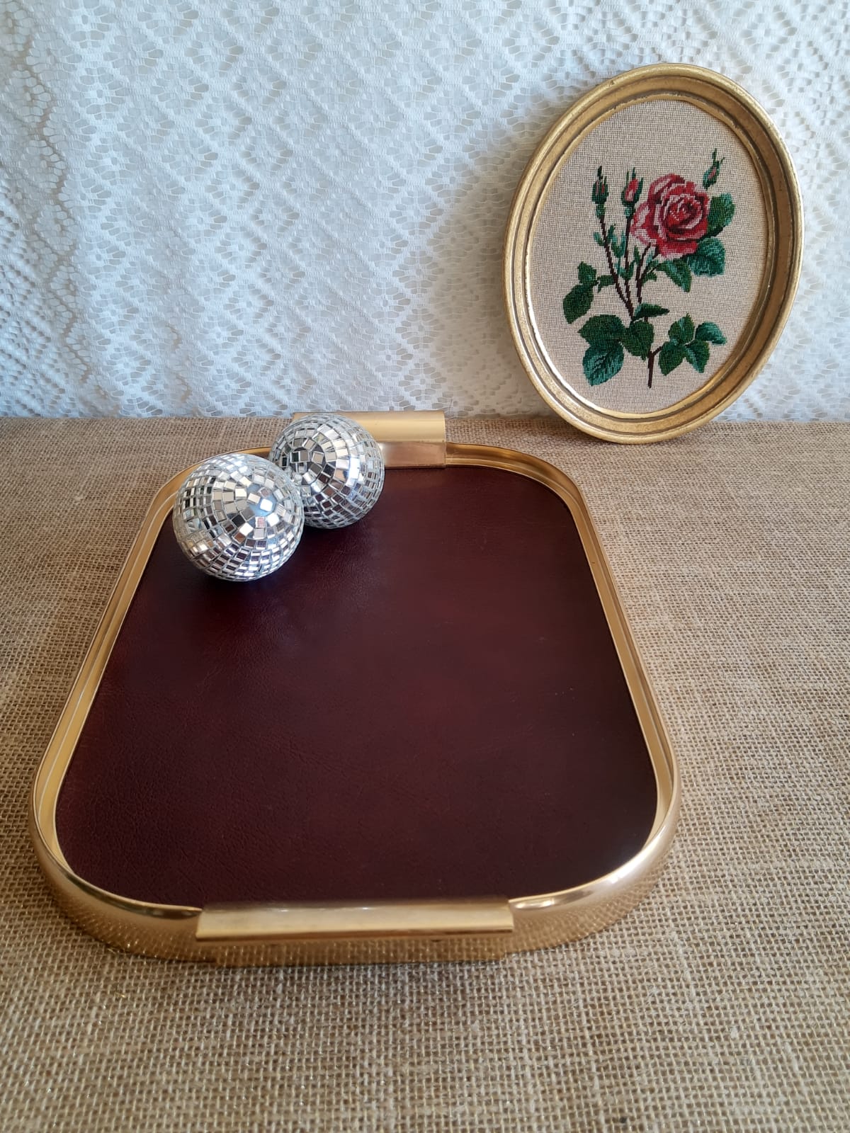 Plateau rectangulaire simili cuir bordeaux et métal doré vintage