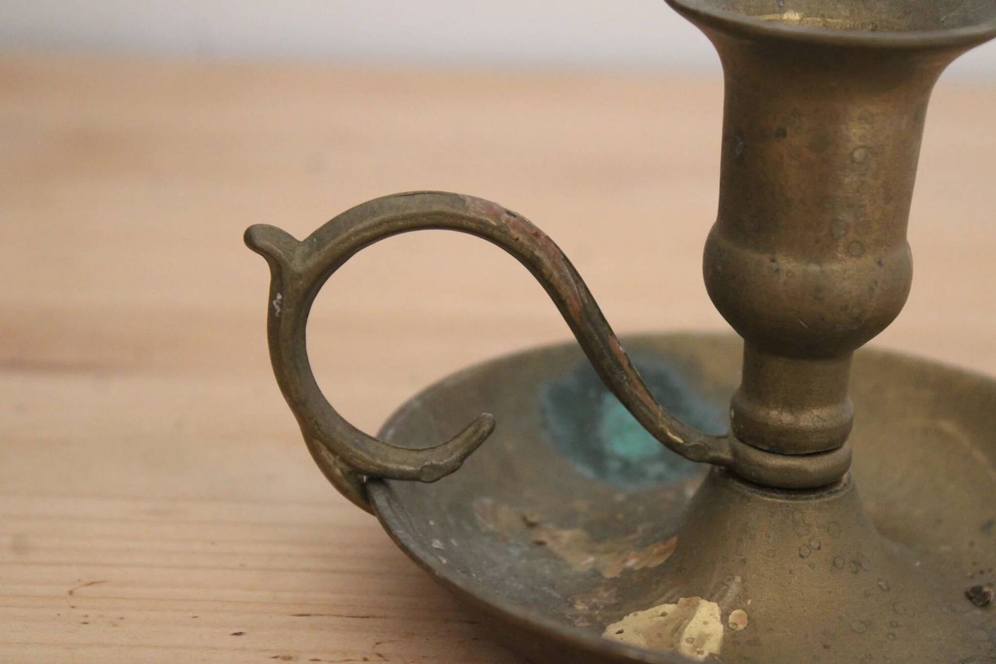 Antique patinated brass hand candlestick – Vintage rat of the cellar