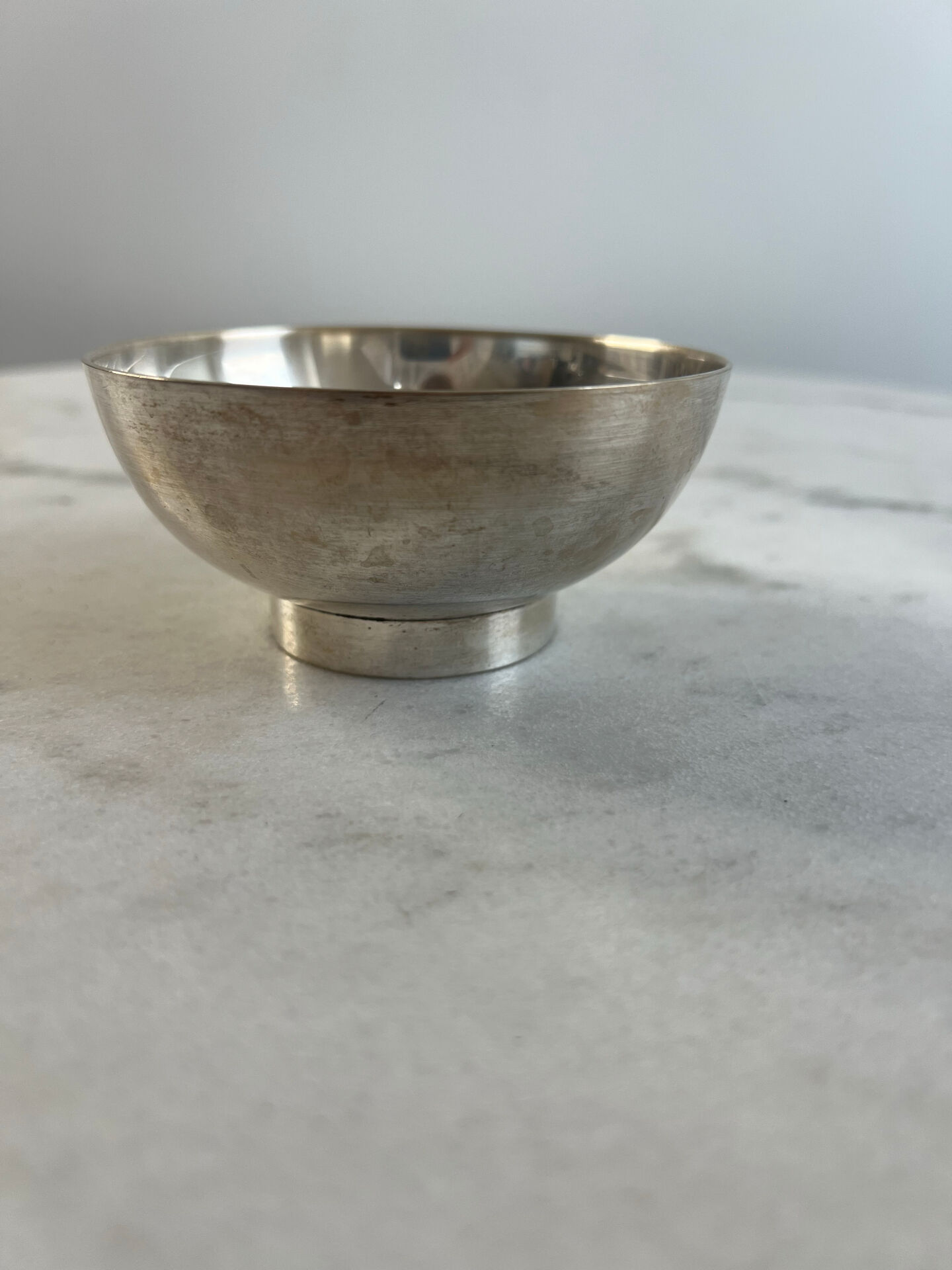 Silver-plated metal bowl — Sleek shape on a stand, modernist style