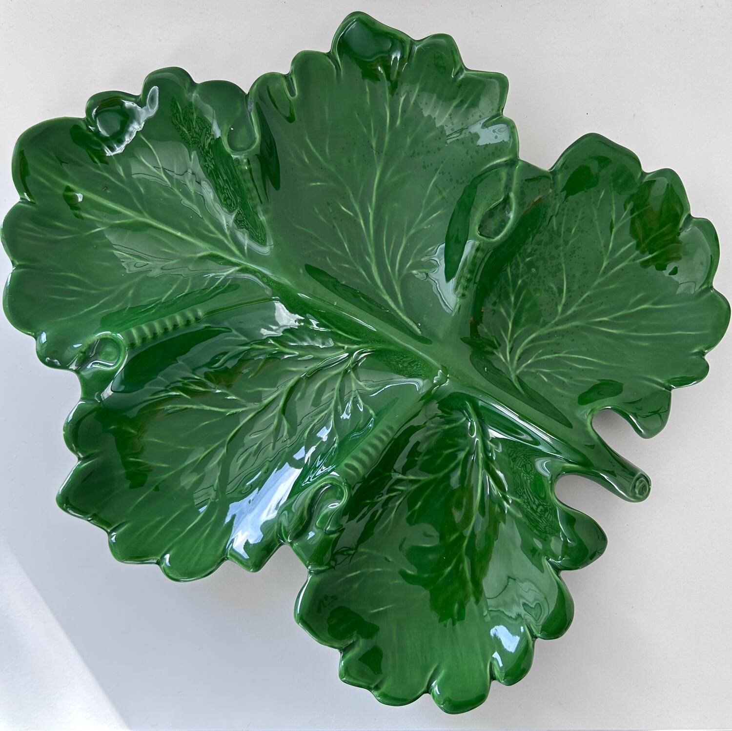 Large serving dish with acanthus leaf design
