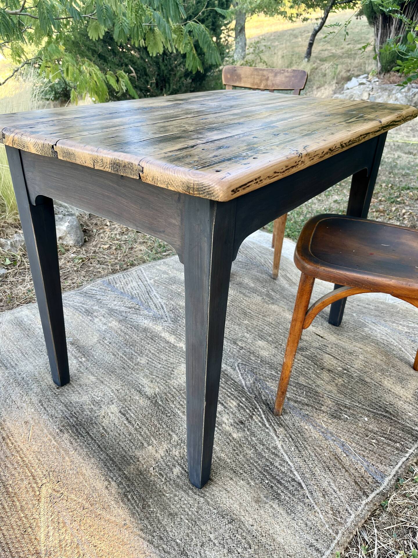 Table de ferme rénovée noire et bois brut