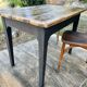 Table de ferme rénovée noire et bois brut