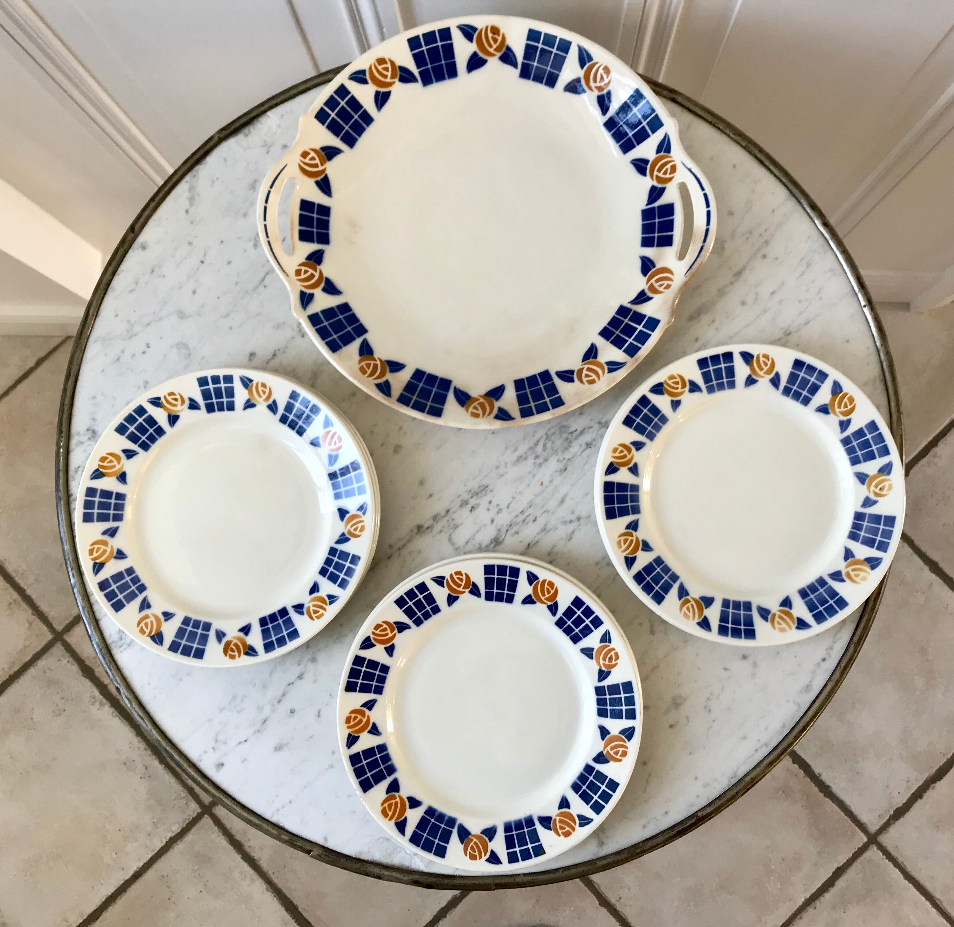 Badonviller dessert service consisting of a cake dish and 10 30s dessert plates