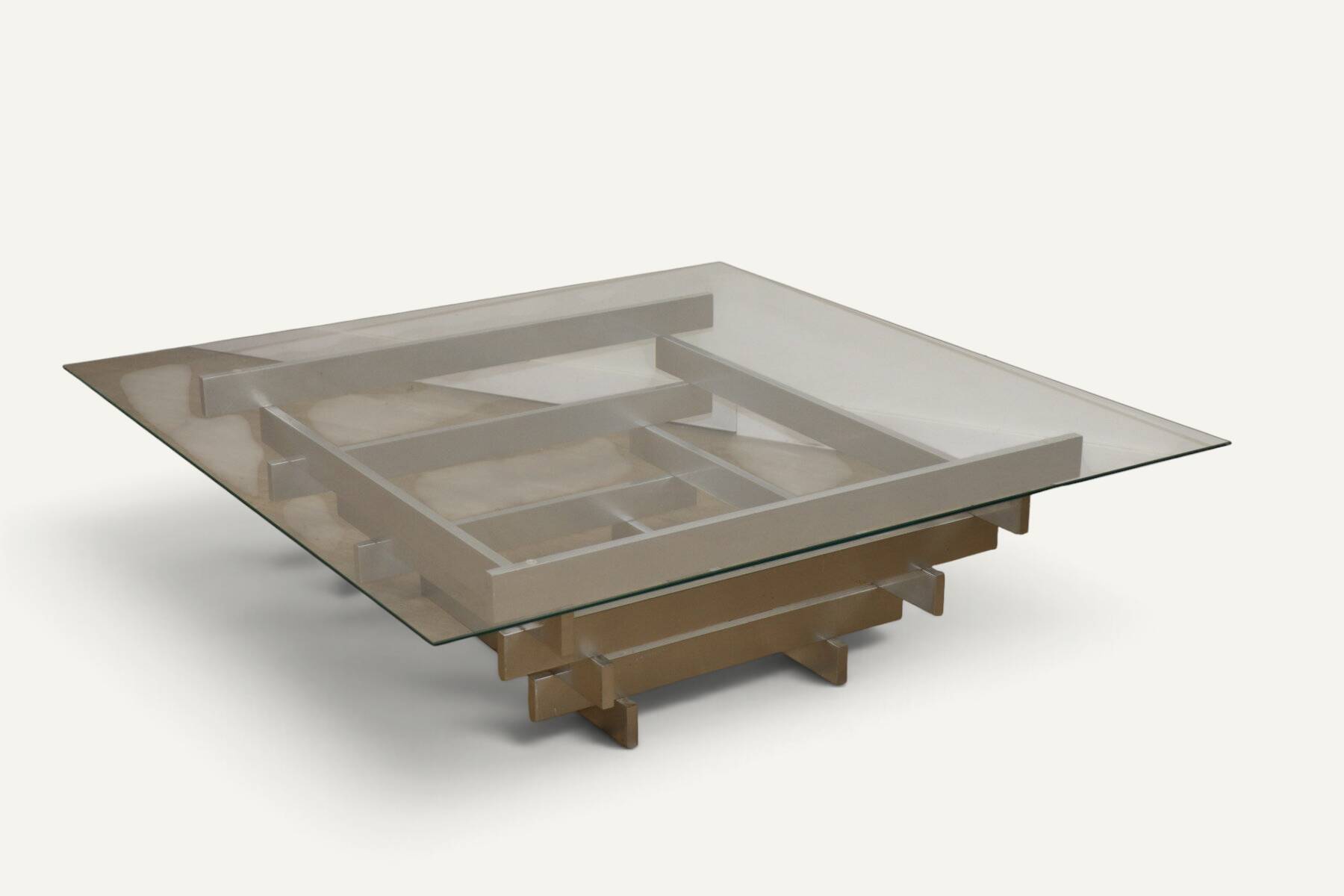 Table basse sculpturale en aluminium brossé et verre – années 1970
