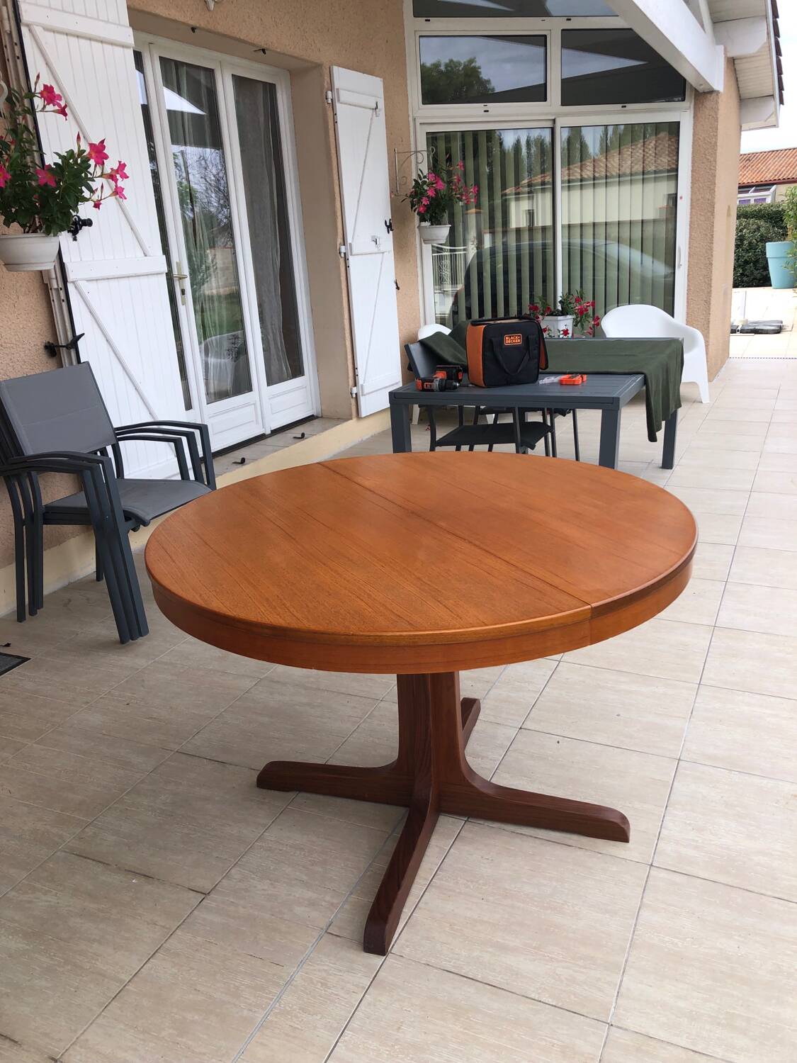 Baumann extendable round table