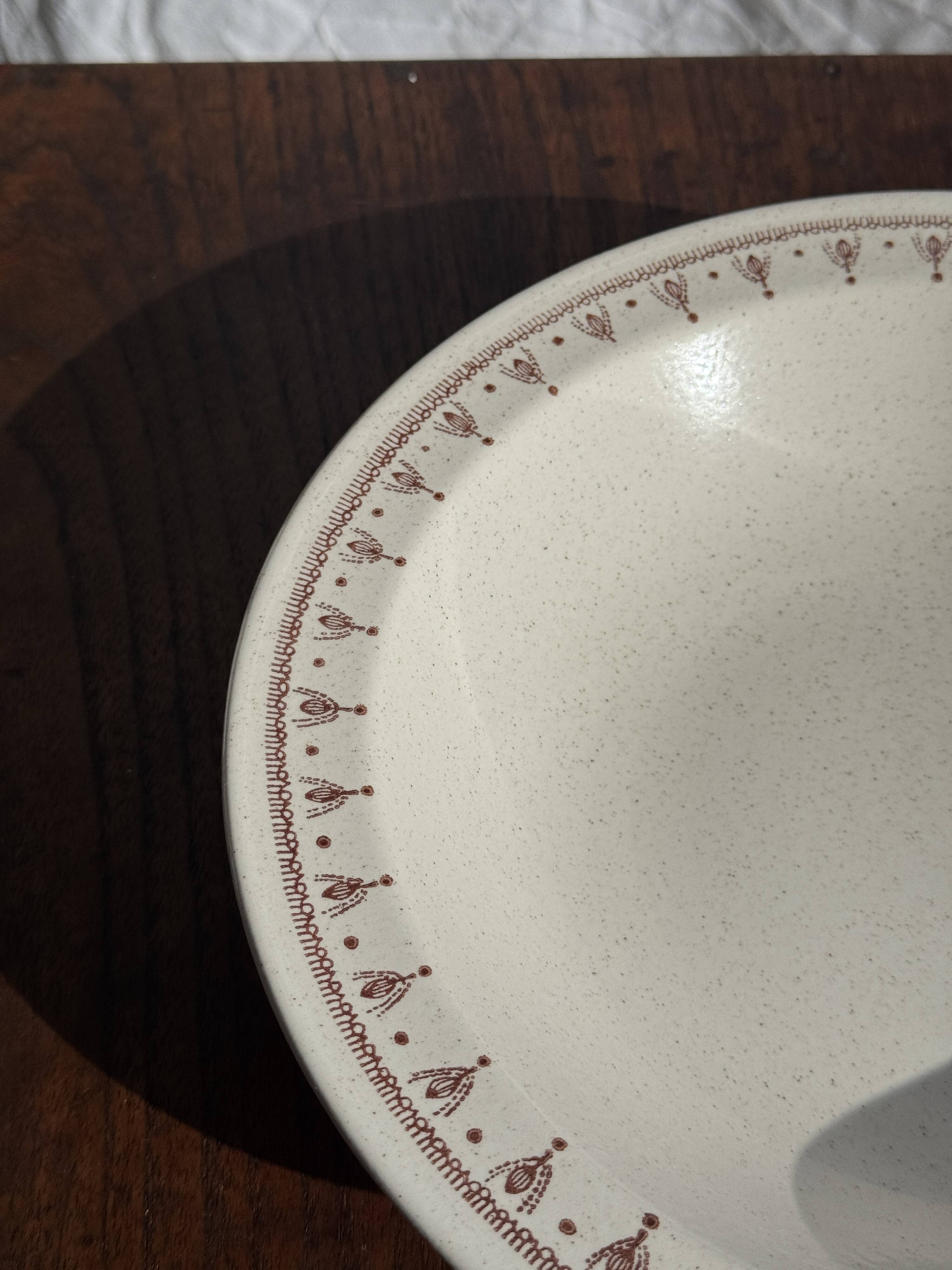 Set of a salad bowl and a vintage brown circular dish D28.