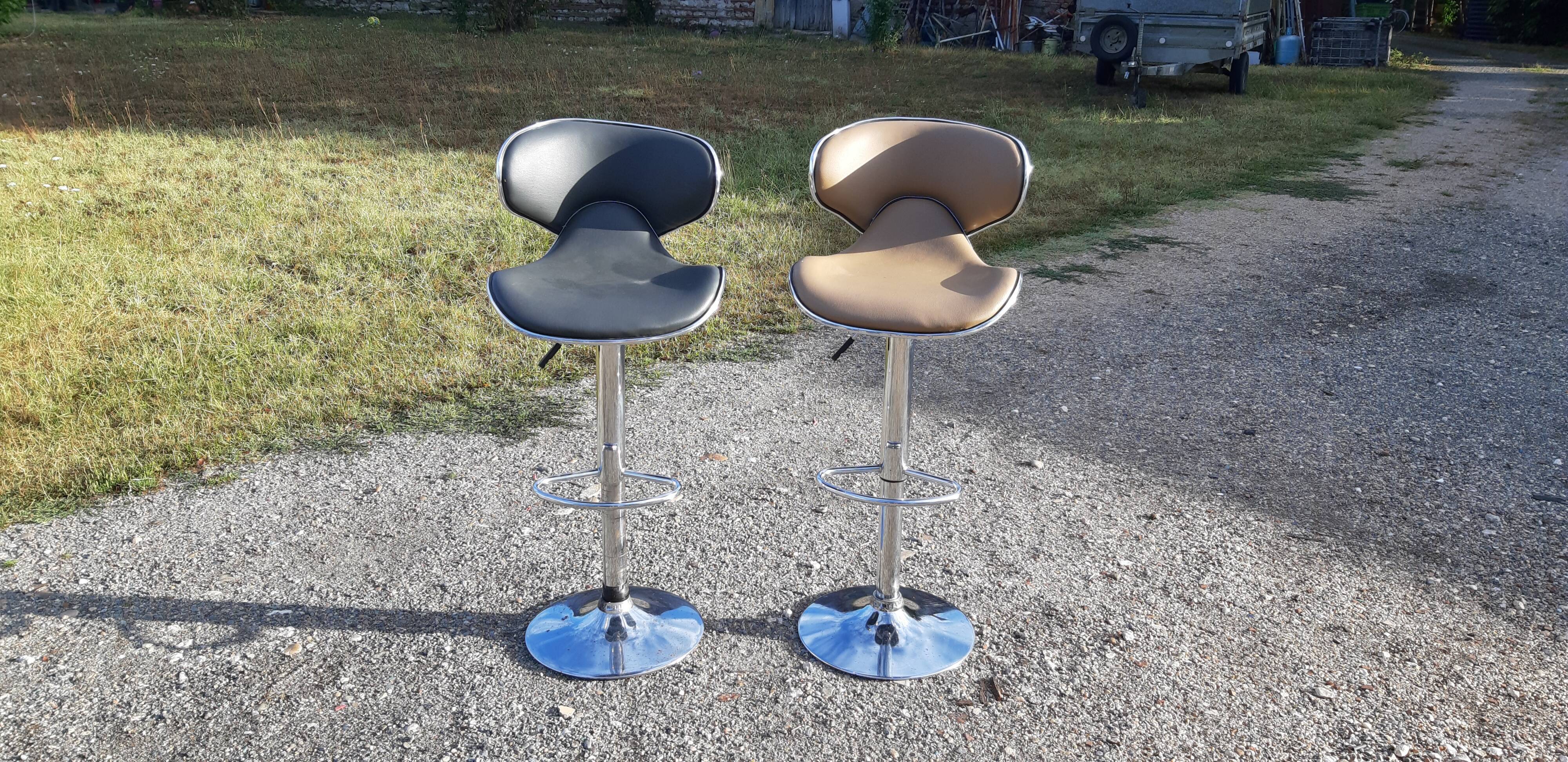 Paire de tabourets de bar vintage chrome et skai