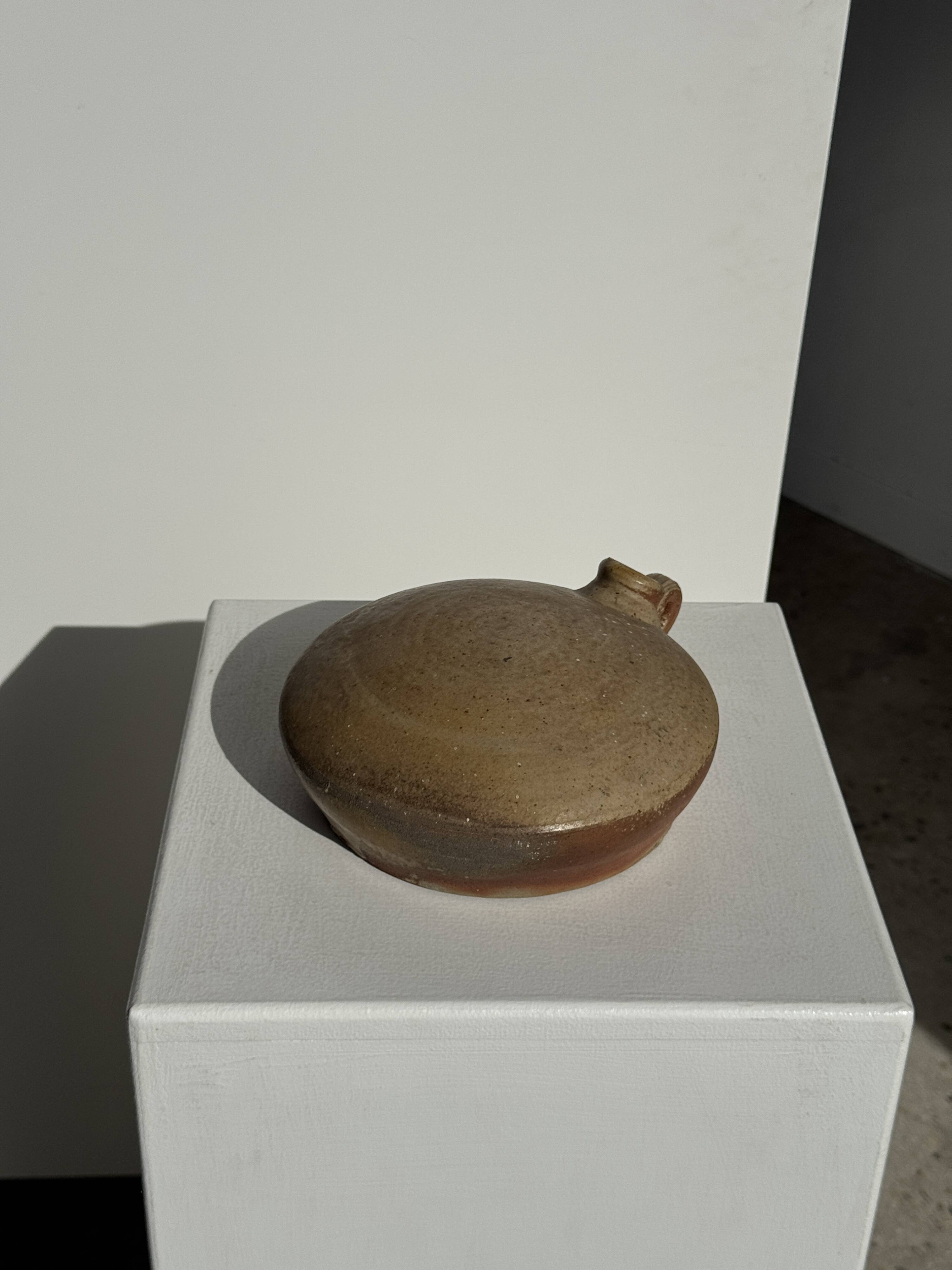 Round flat jar in old stoneware D20