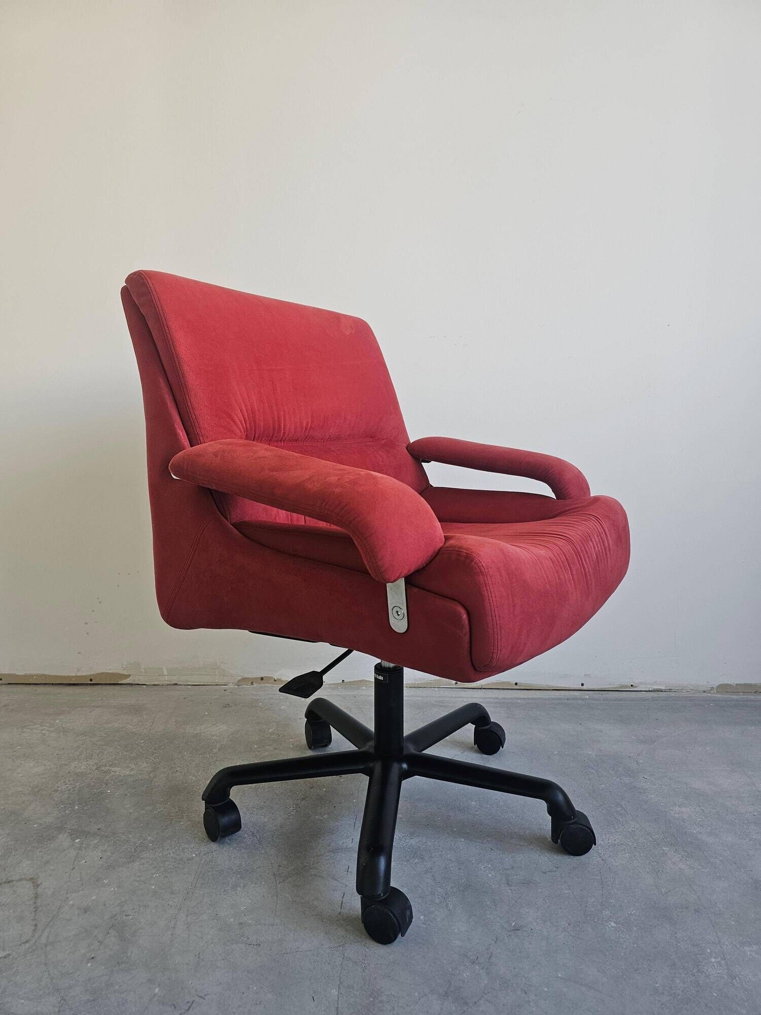 Pair of swivel armchairs model P85 by Giovanni Offredi for Saporiti
