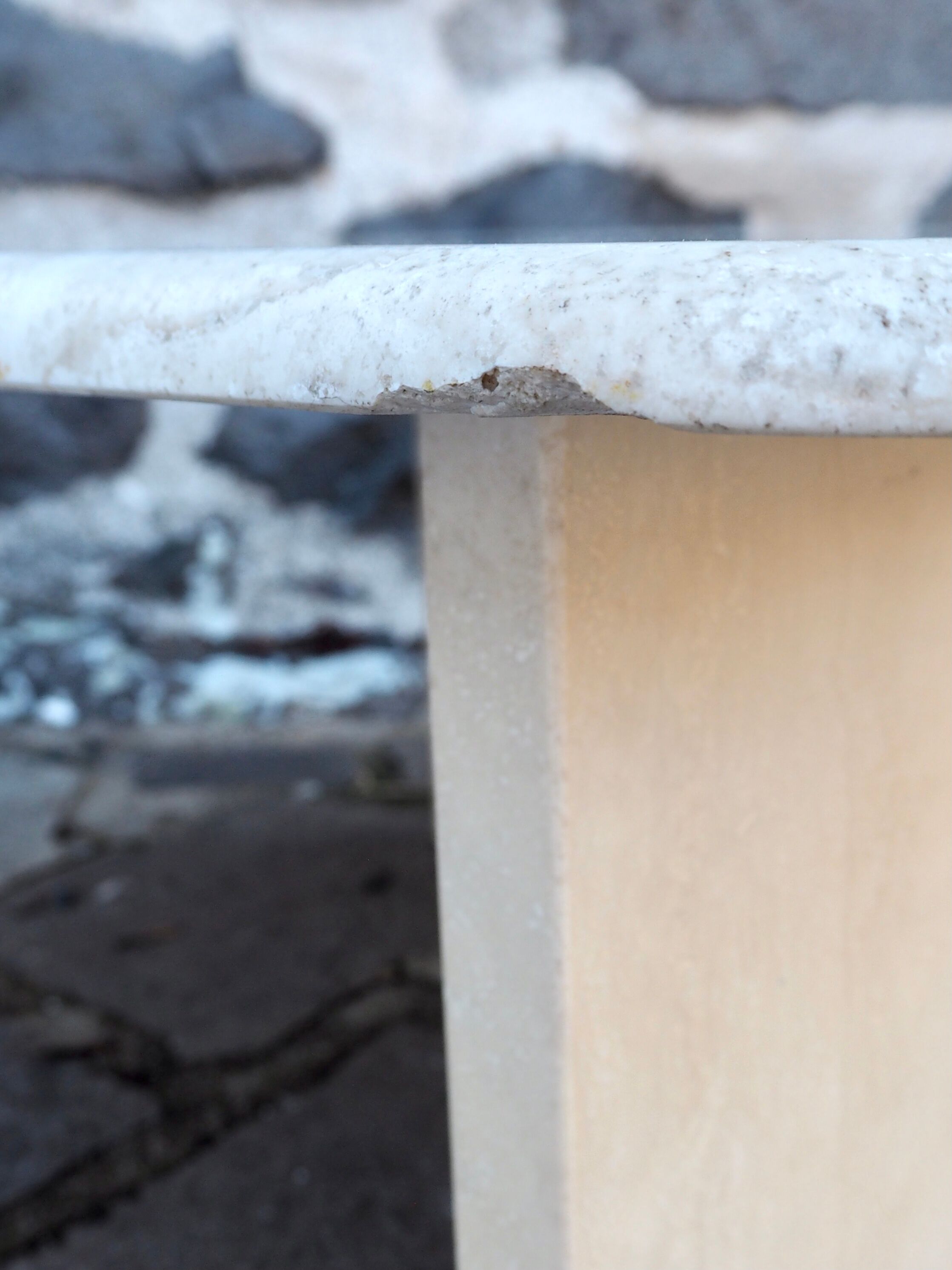 Table d'appoint en travertin