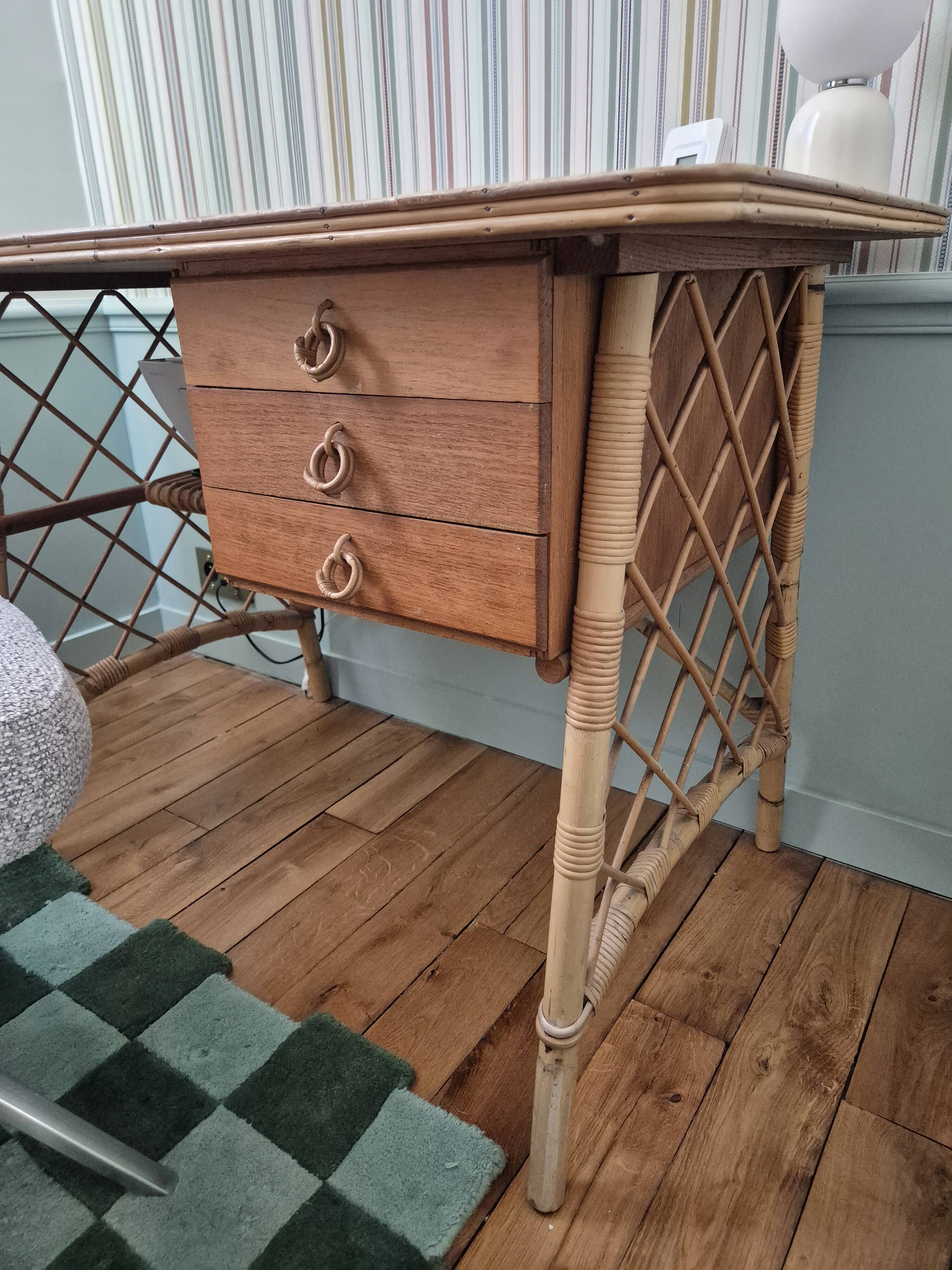 Bureau ancien en rotin